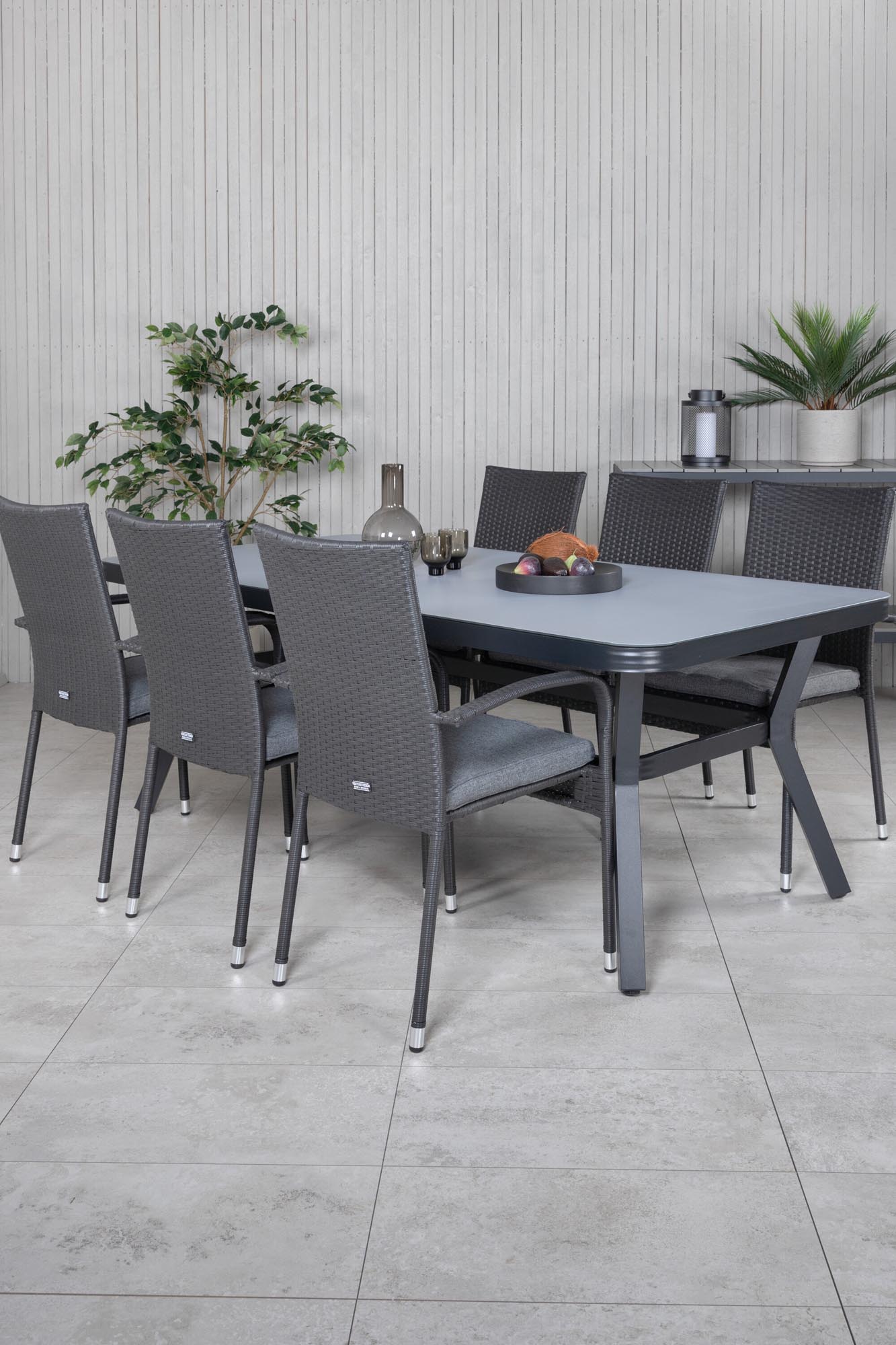 Entdecken Sie das Virya Outdoor-Tischset: Moderner Esstisch und komfortable Anna-Stühle aus robustem Material für stilvolle Gartenmomente.