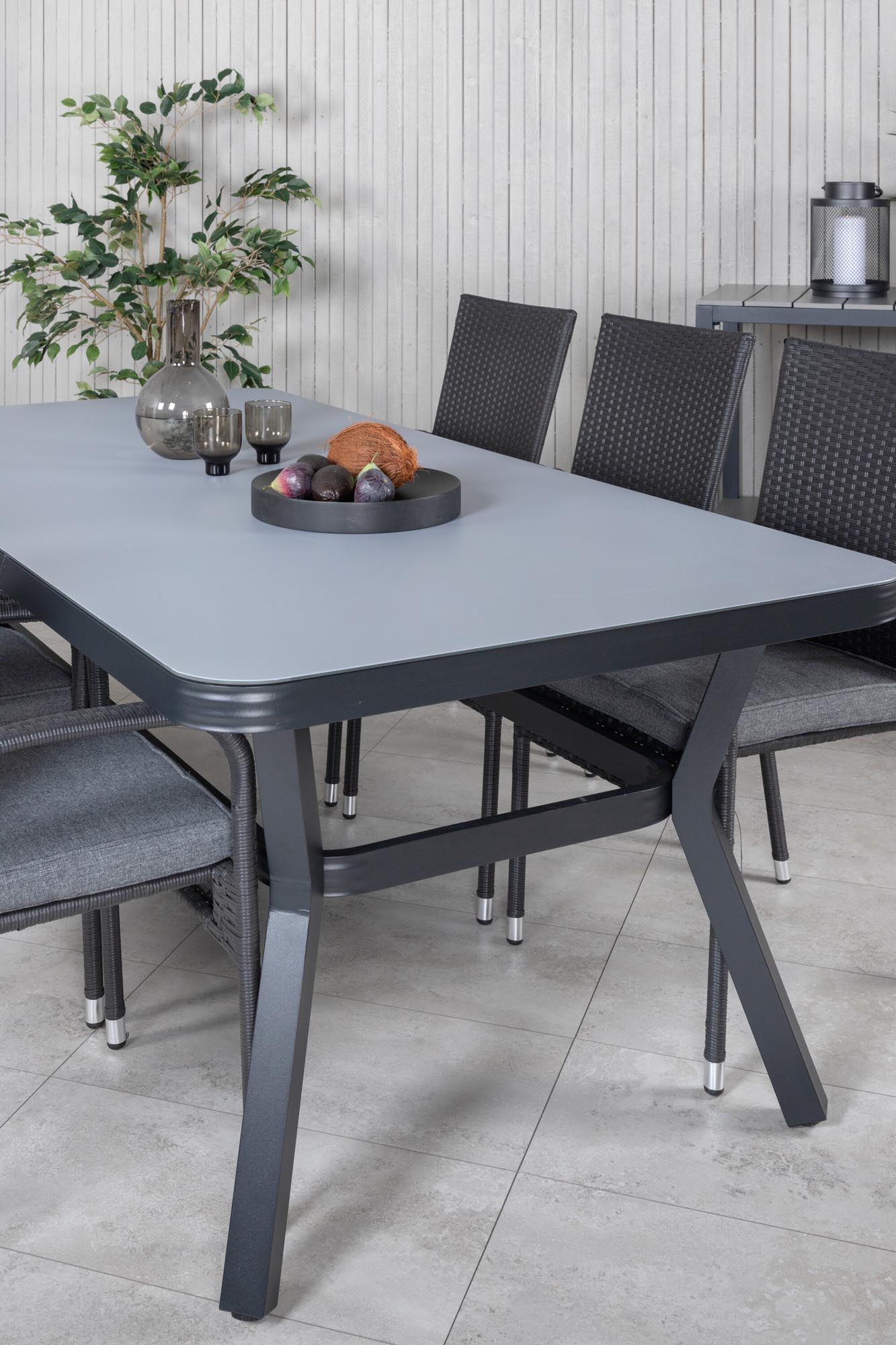 Virya Outdoor-Tischset + Anna 200cm/6St. in Schwarz präsentiert im Onlineshop von KAQTU Design AG. Gartentischset ist von Venture Home