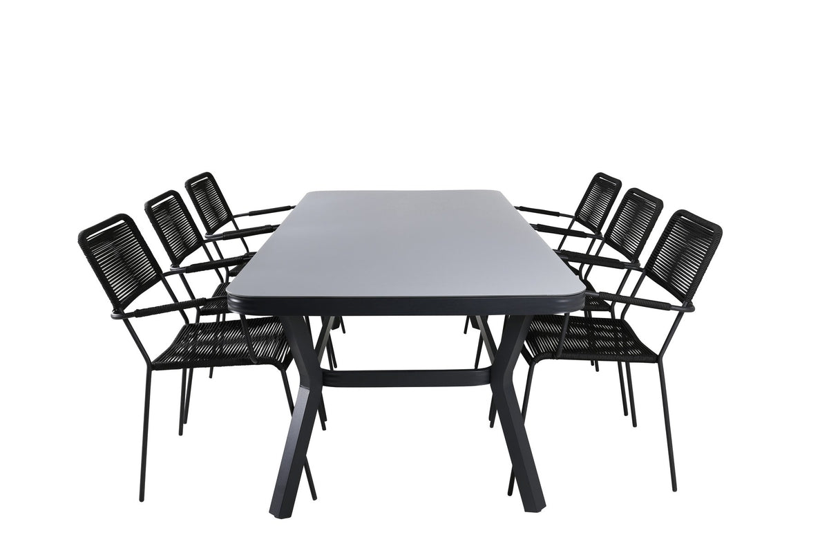 Rechteckiger Esstisch mit schwarzer Glasplatte und Stahlbeinen, daneben zwei schwarze Stühle mit Textilene-Bezug, Gartenmöbel-Set von Venture Home.