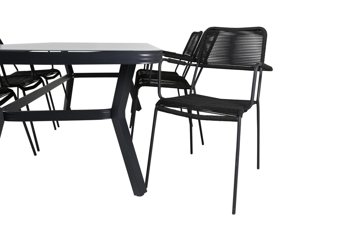 Rechteckiger Esstisch mit schwarzer Glasplatte und Stahlbeinen, daneben zwei schwarze Stühle mit Textilene-Bezug, Gartenmöbel-Set von Venture Home.