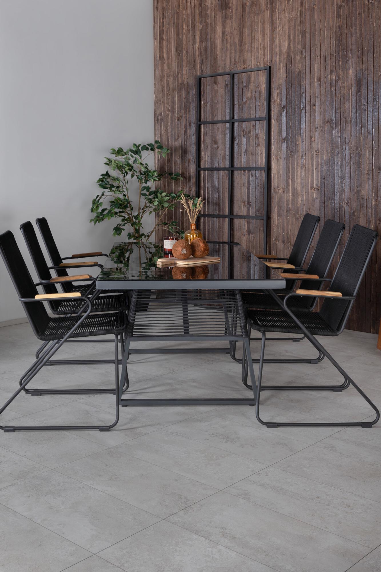 Dallas Gartentisch Set in Schwarz/ Natur präsentiert im Onlineshop von KAQTU Design AG. Gartentischset ist von Venture Home