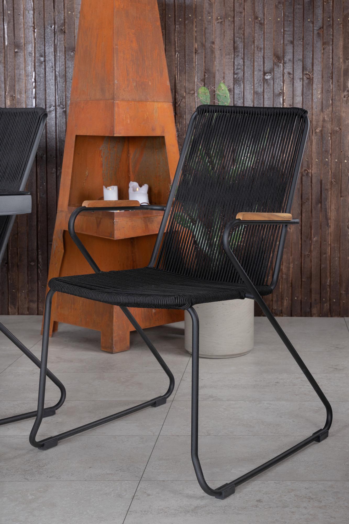 Dallas Gartentisch Set in Schwarz/ Natur präsentiert im Onlineshop von KAQTU Design AG. Gartentischset ist von Venture Home