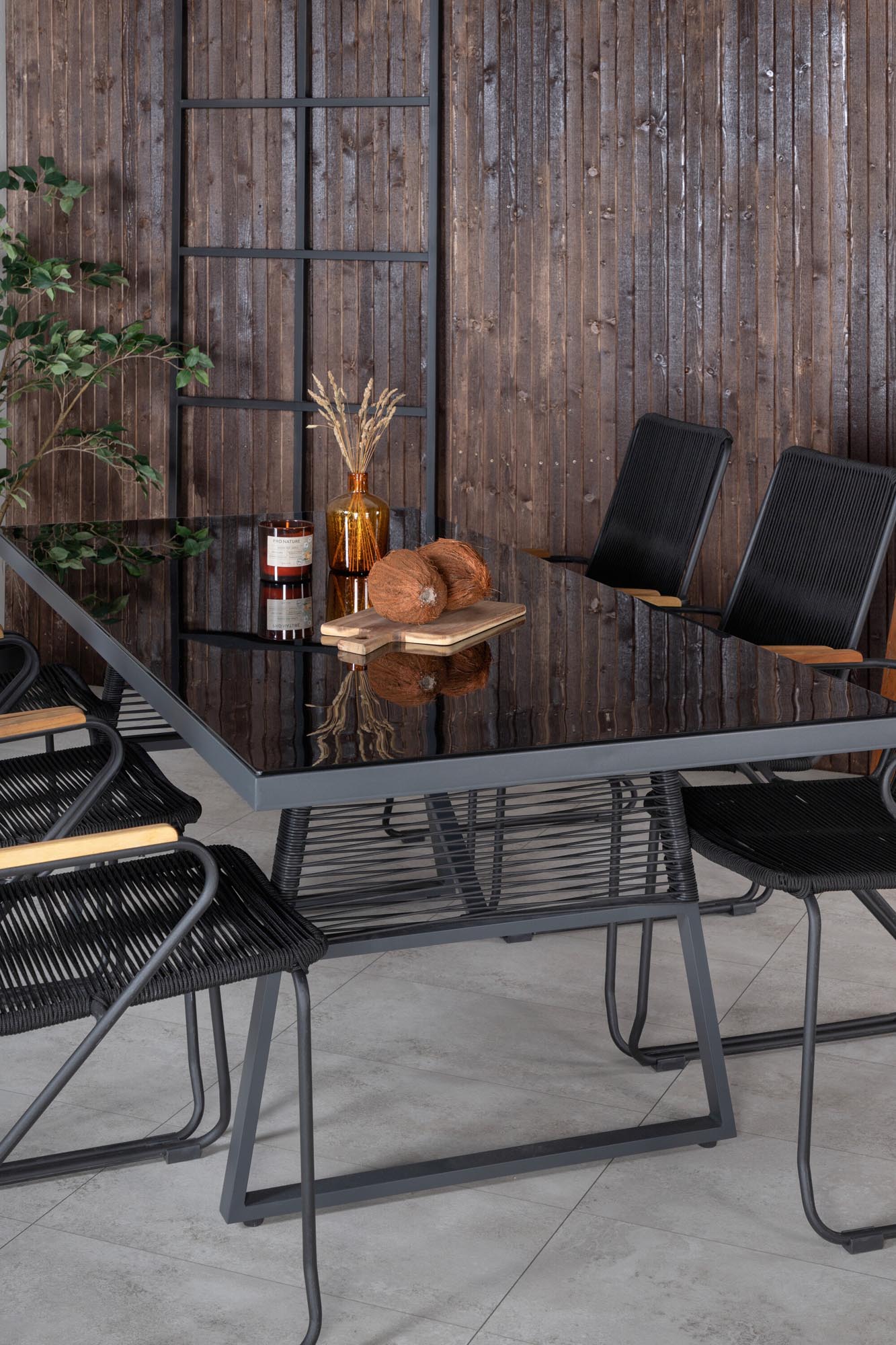 Dallas Gartentisch Set in Schwarz/ Natur präsentiert im Onlineshop von KAQTU Design AG. Gartentischset ist von Venture Home