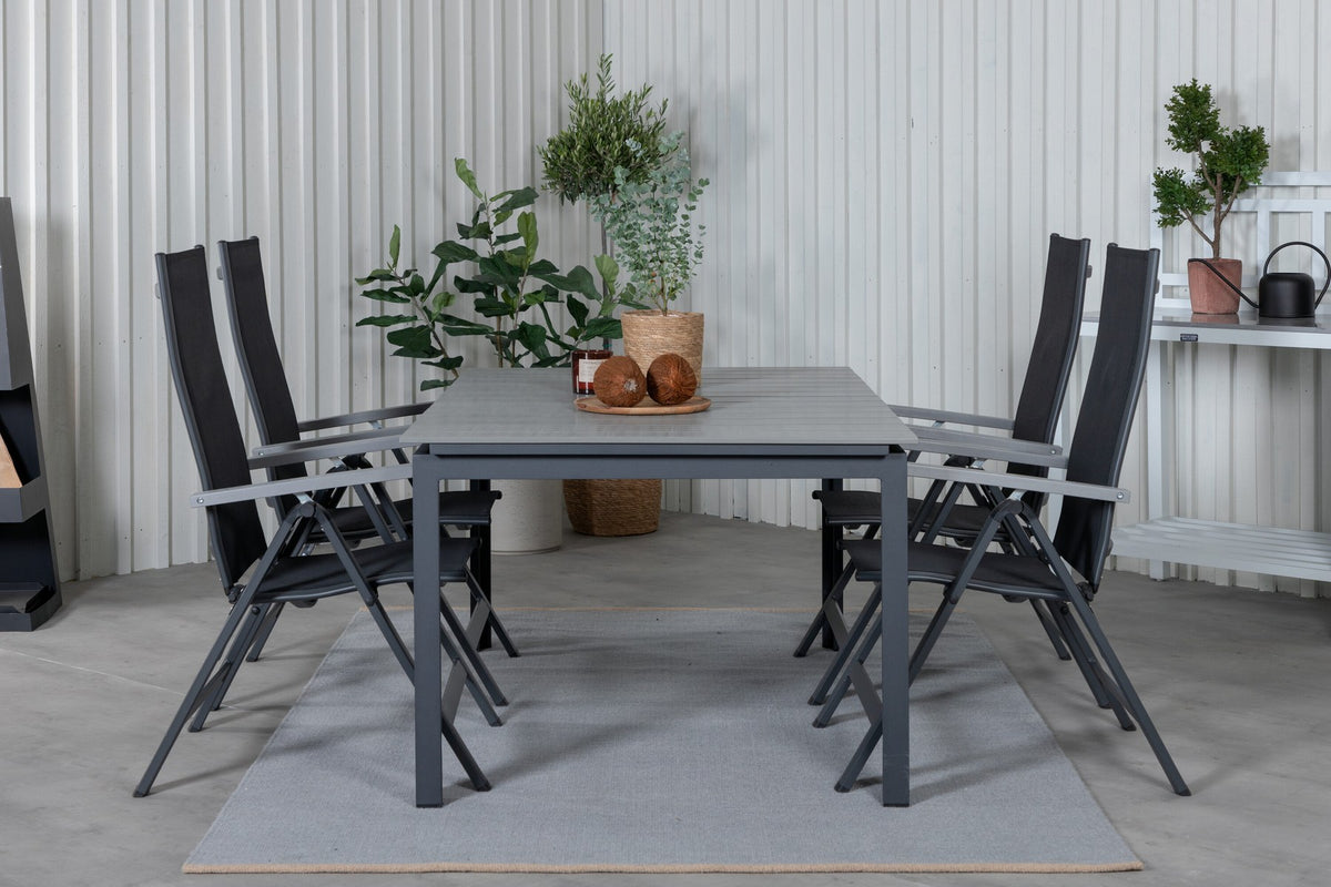 Schwarzer Albany-Stuhl mit grauem Teakholz und Textilene neben ausziehbarem Levels Gartentisch aus Aluminium und Aintwood in Schwarz/Grau