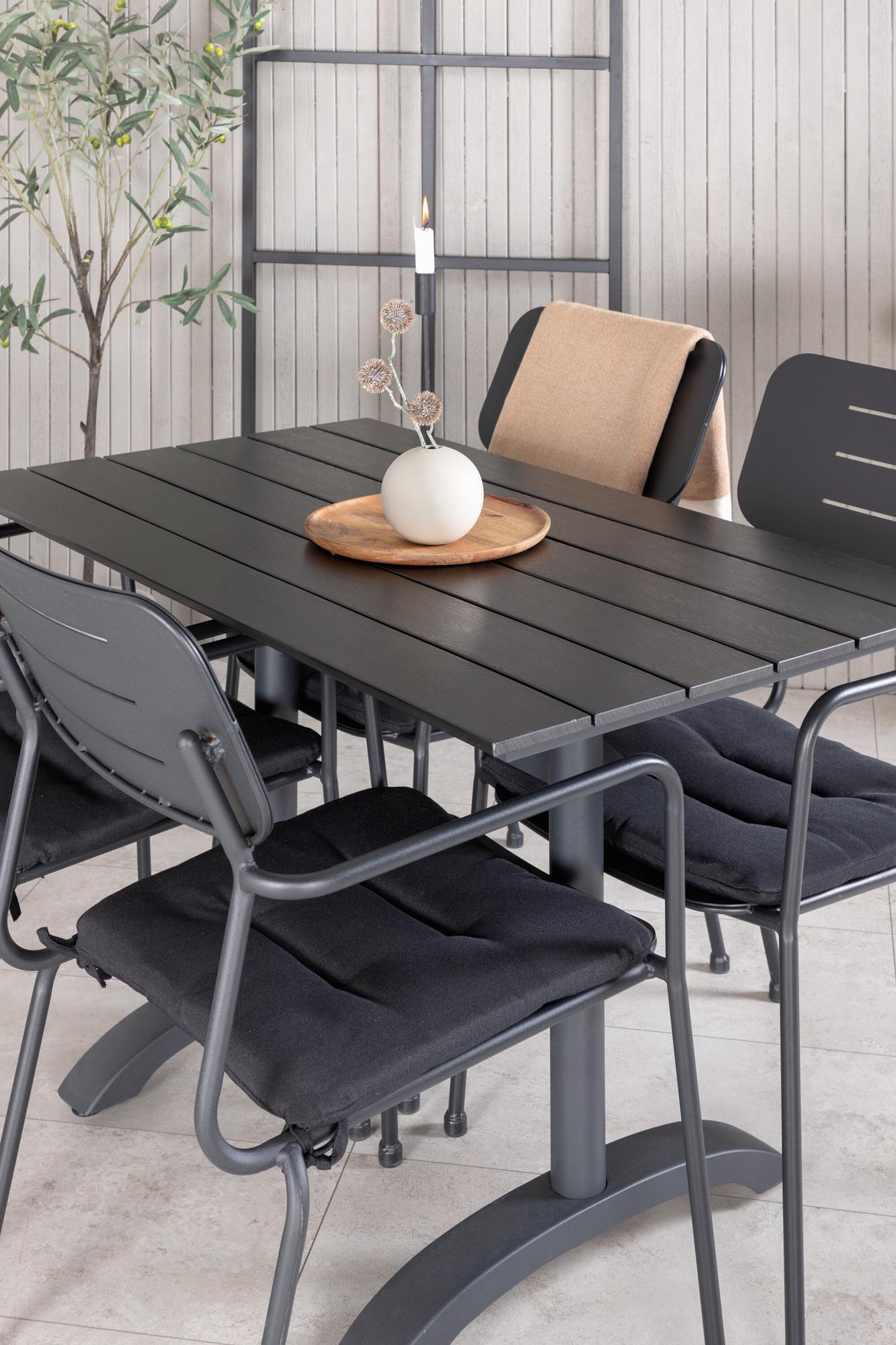 Elegantes Denver Outdoor-Tischset für 4 Personen, aus robustem, pulverbeschichtetem Stahl. Ideal für stilvolle Gartenabende und entspannte Momente im Freien.