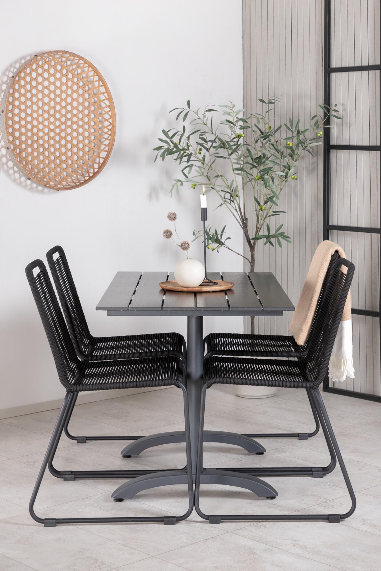 Genießen Sie stilvolle Momente im Freien mit dem Denver Outdoor-Tischset und den eleganten Lindos-Stühlen – ideal für jeden Garten!