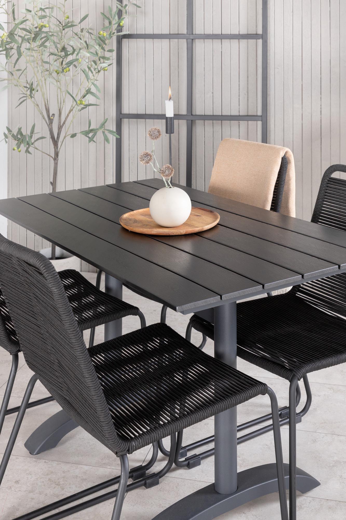 Stilvolles Denver Outdoor-Tischset mit 4 stapelbaren Lindos-Stühlen für gemütliche Momente im Freien. Ideal für Garten und Terrasse.