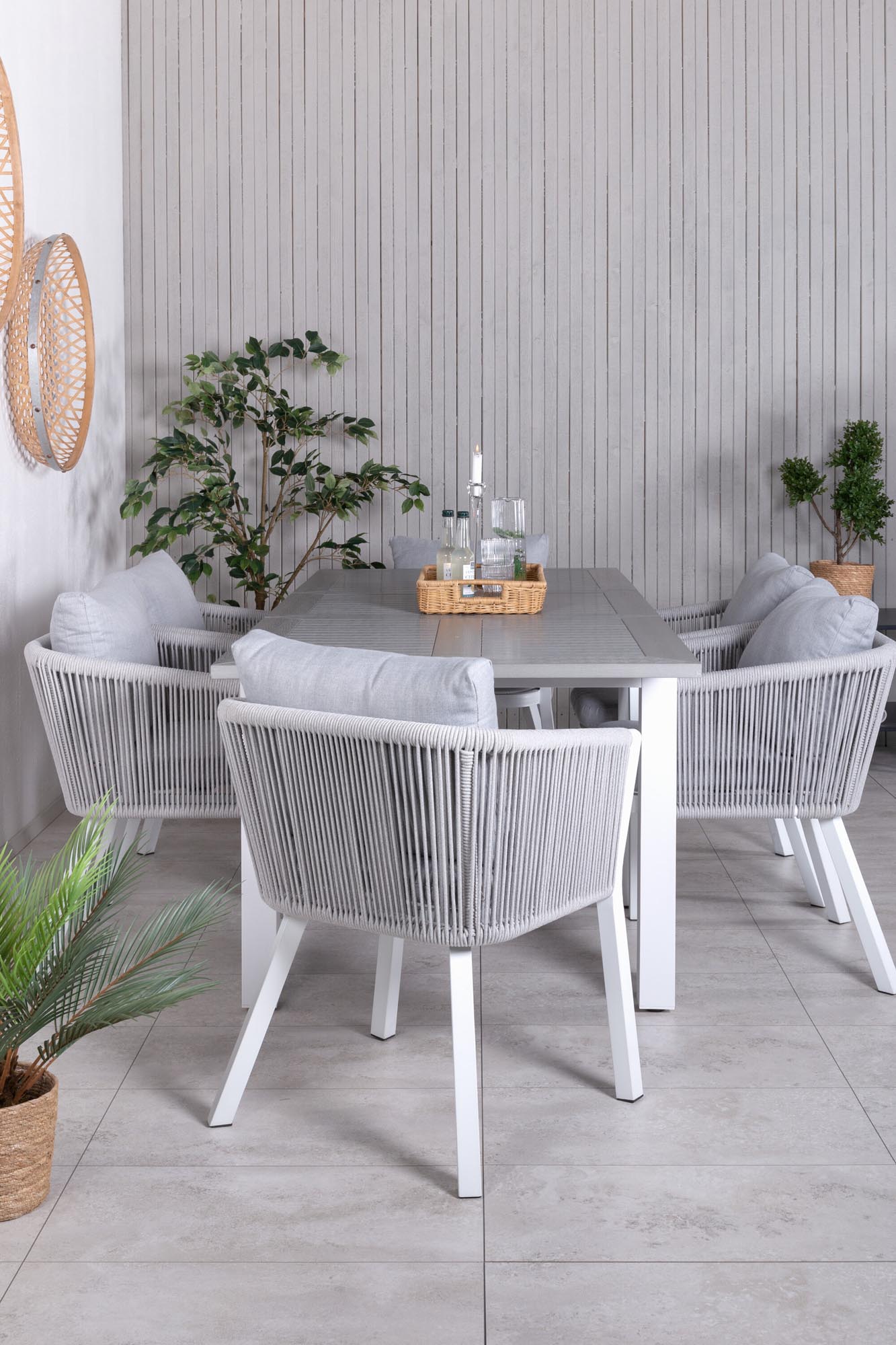 Elegantes Albany Set: Ausziehbarer Tisch & 4 Stühle für draussen.