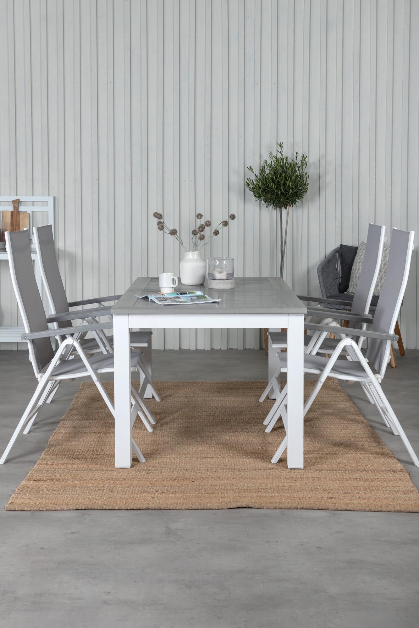 Elegantes Albany Gartenset von Venture Home: 152 cm Tisch mit 4 Stühlen, ideal für stilvolle Outdoor-Momente.