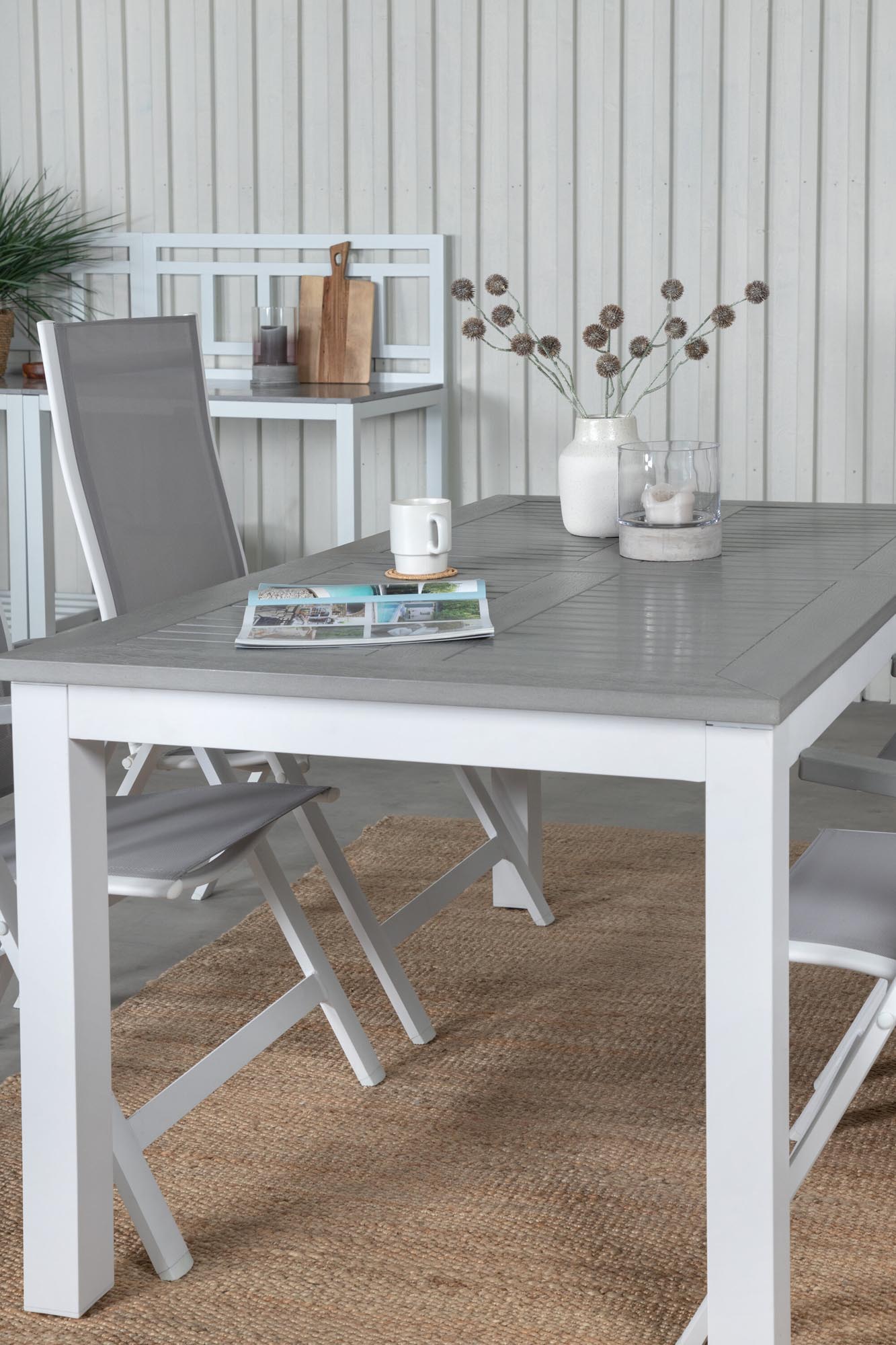 Albany Outdoor-Gartentischset von Venture Home: 152 cm Tisch mit 4 bequemen Stühlen, perfekt für gesellige Abende im Freien.