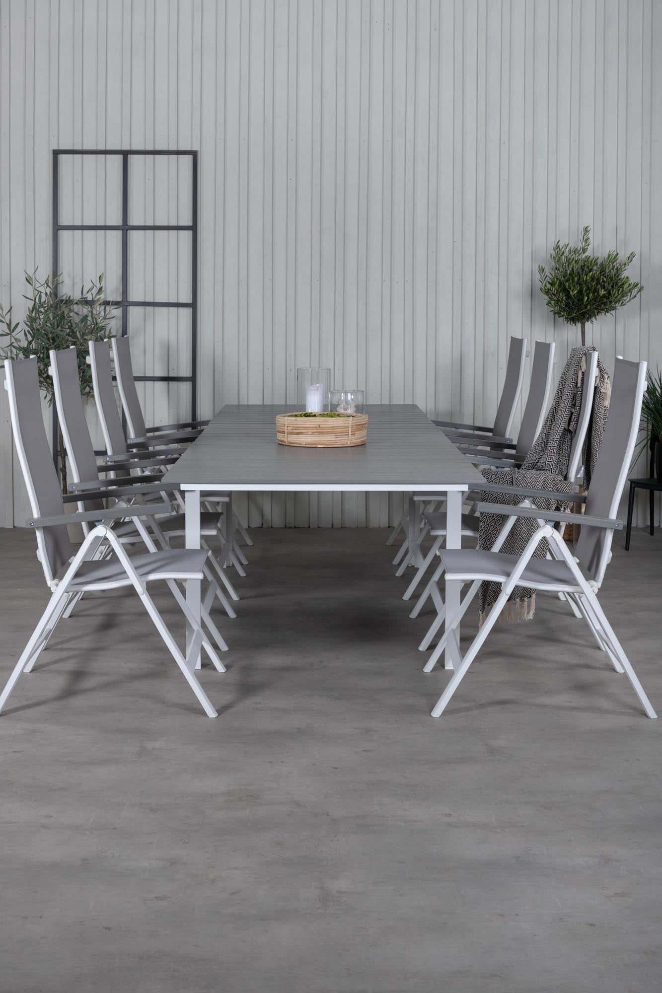 Elegantes Tischset für gesellige Abende im Freien, mit langlebigen Materialien und bequemen Stühlen.