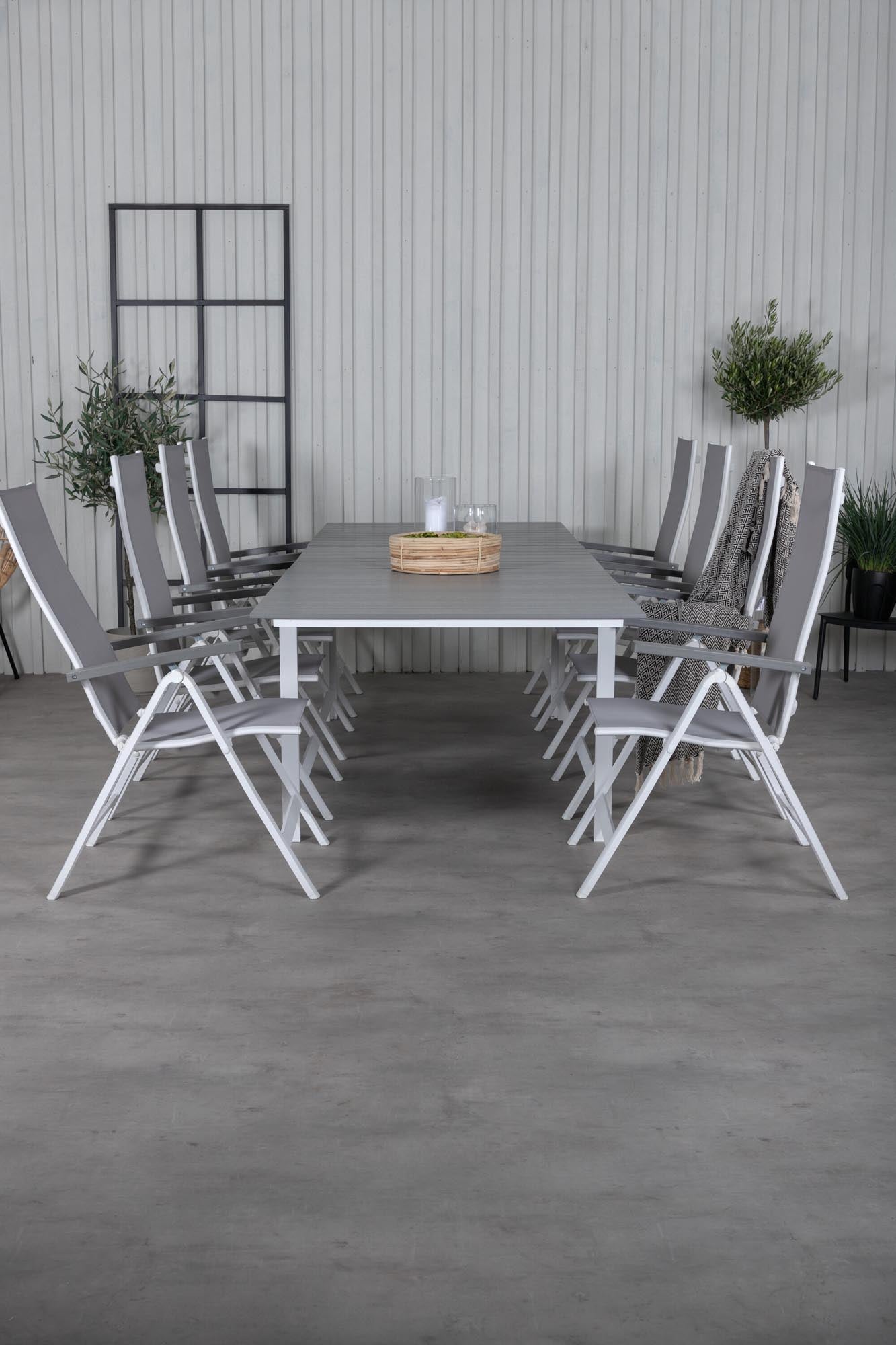 Stilvolles Outdoor-Set für 8 Personen, ideal für Gartenpartys, mit robustem Tisch und komfortablen Albany Stühlen.