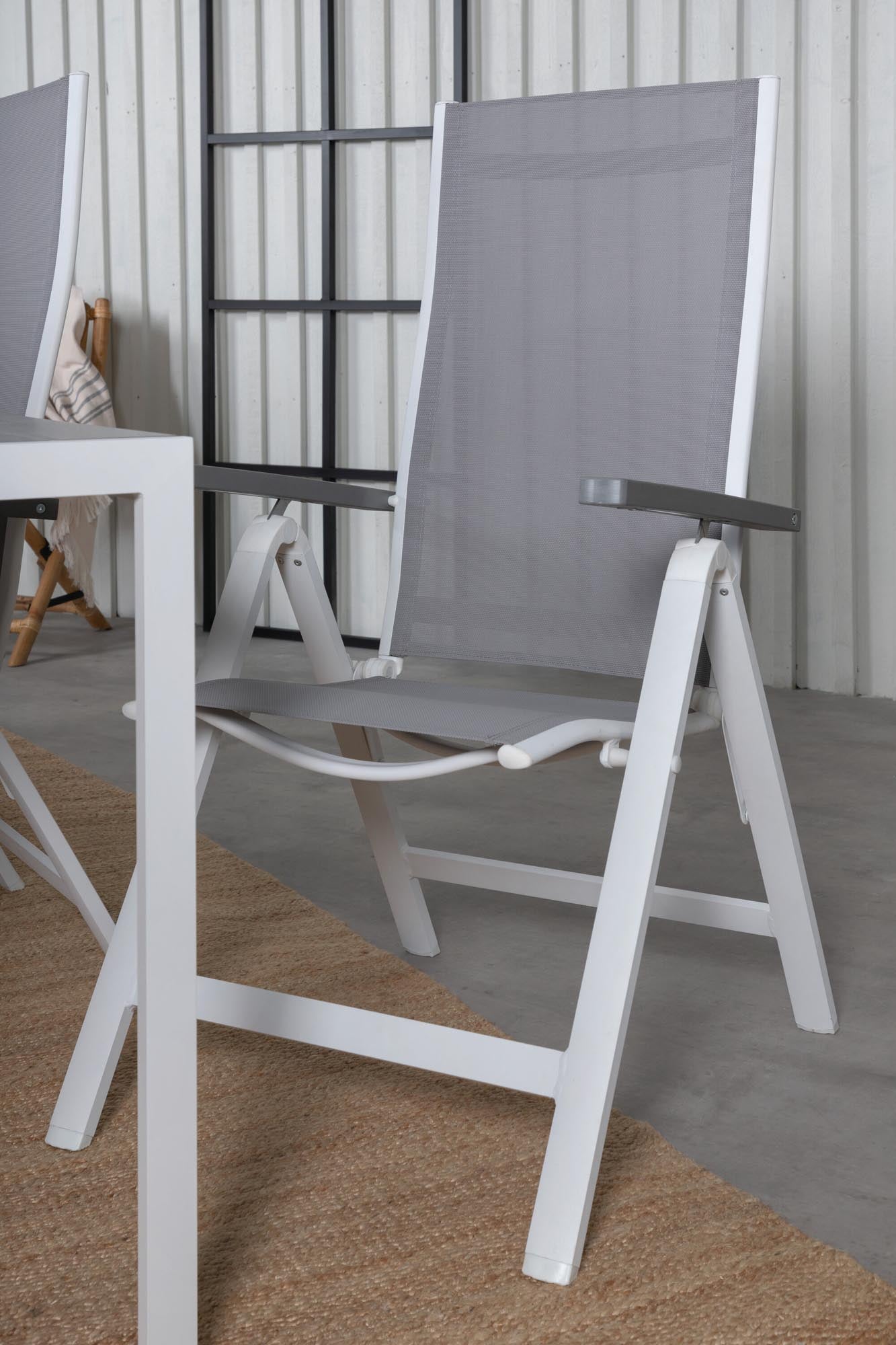 Elegantes Tischset für 6, ideal für stilvolle Outdoor-Dinner.