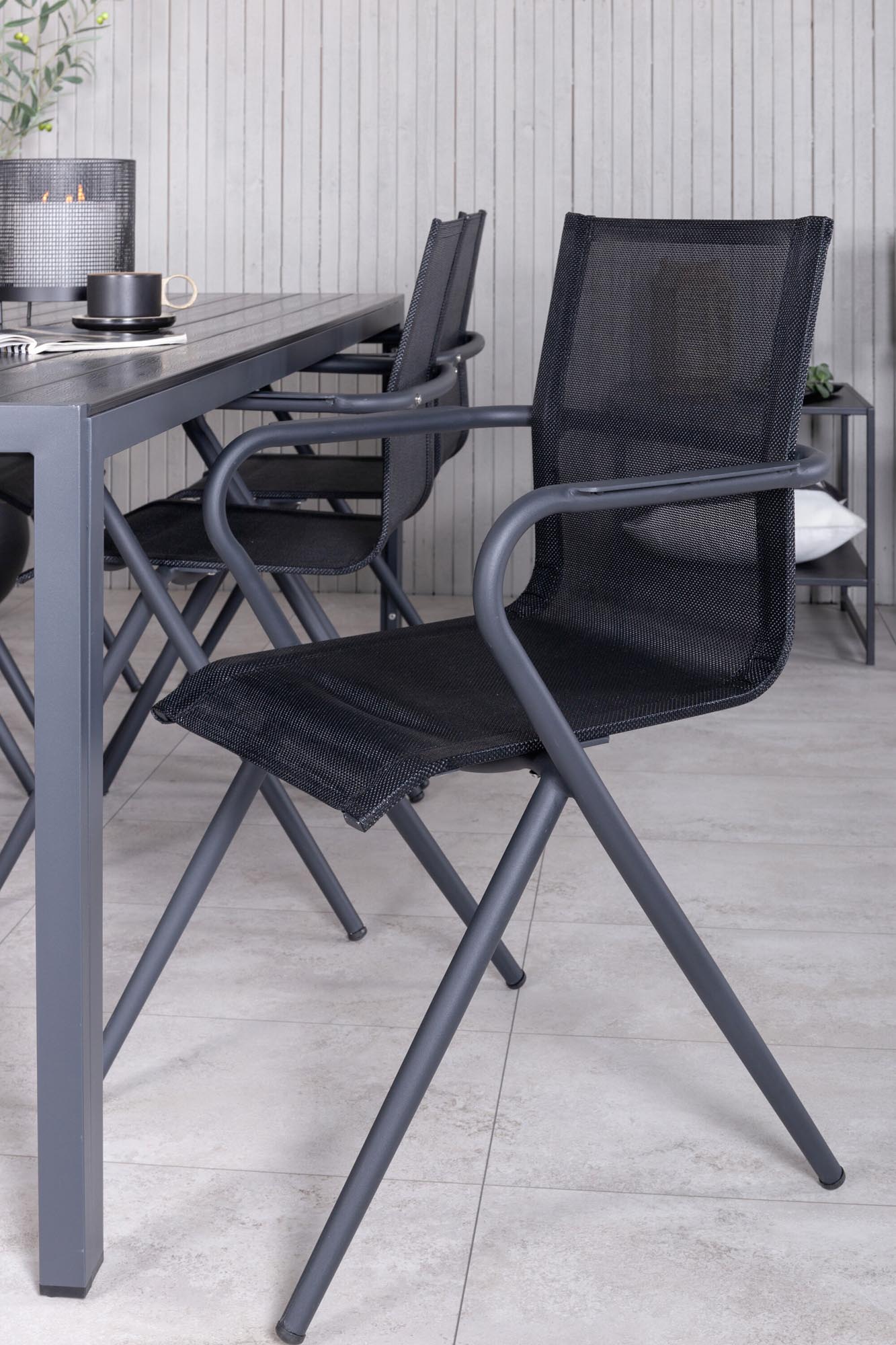 Elegantes Outdoor-Tischset für 6 Personen, robust und pflegeleicht. Bequeme Alina Stühle aus langlebigem Textilene für unvergessliche Momente im Freien.