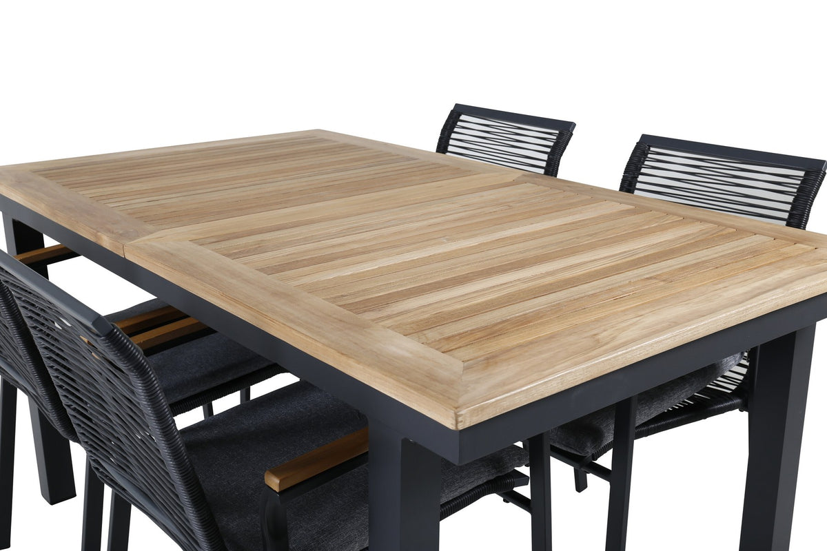 Zwei schwarze Aluminium-Stühle mit Polyester-Bezug und ein rechteckiger, ausziehbarer Teak-Tisch mit schwarzer Tischplatte.