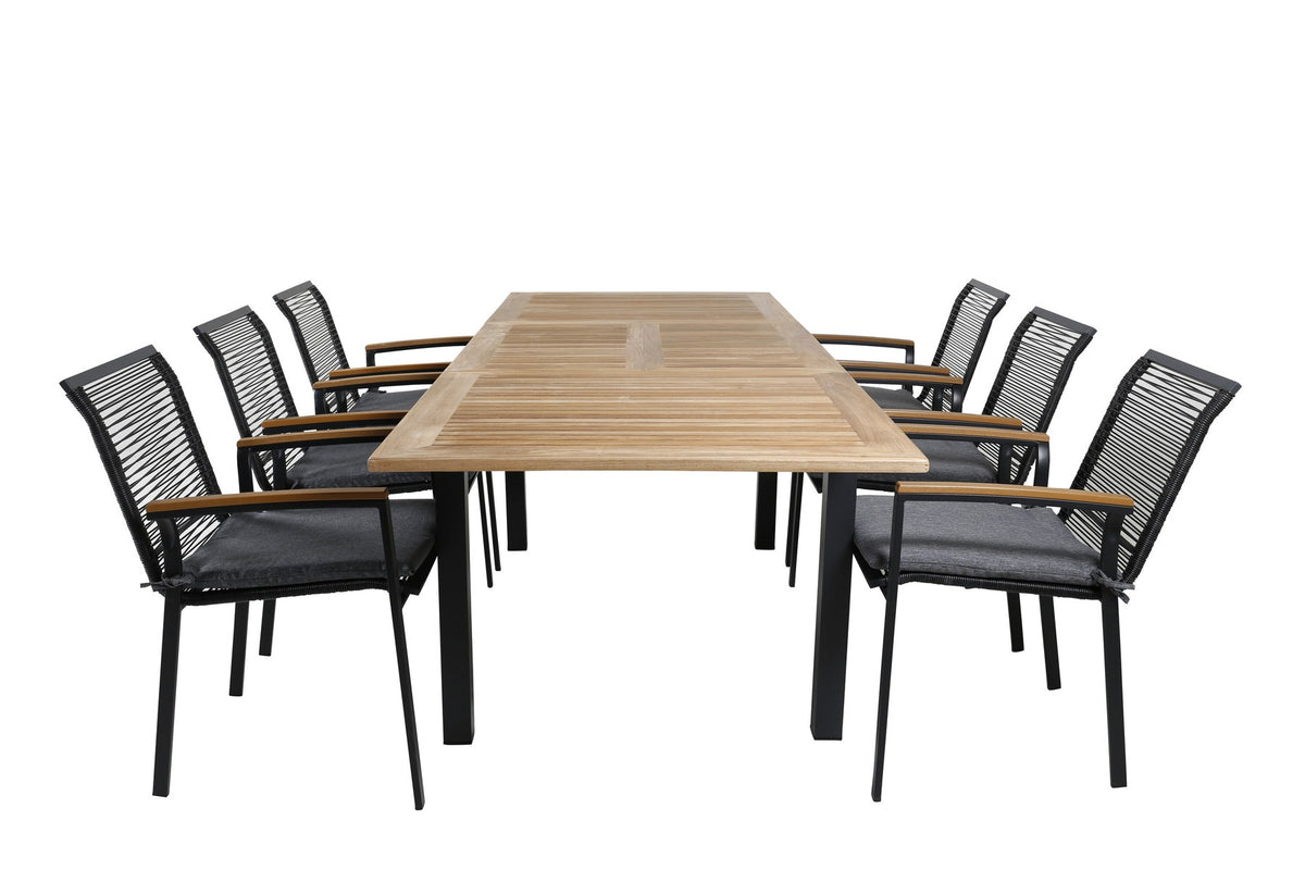 Zwei schwarze Aluminium-Stühle mit Polyester-Bezug und ein rechteckiger, ausziehbarer Teak-Tisch mit schwarzer Tischplatte.