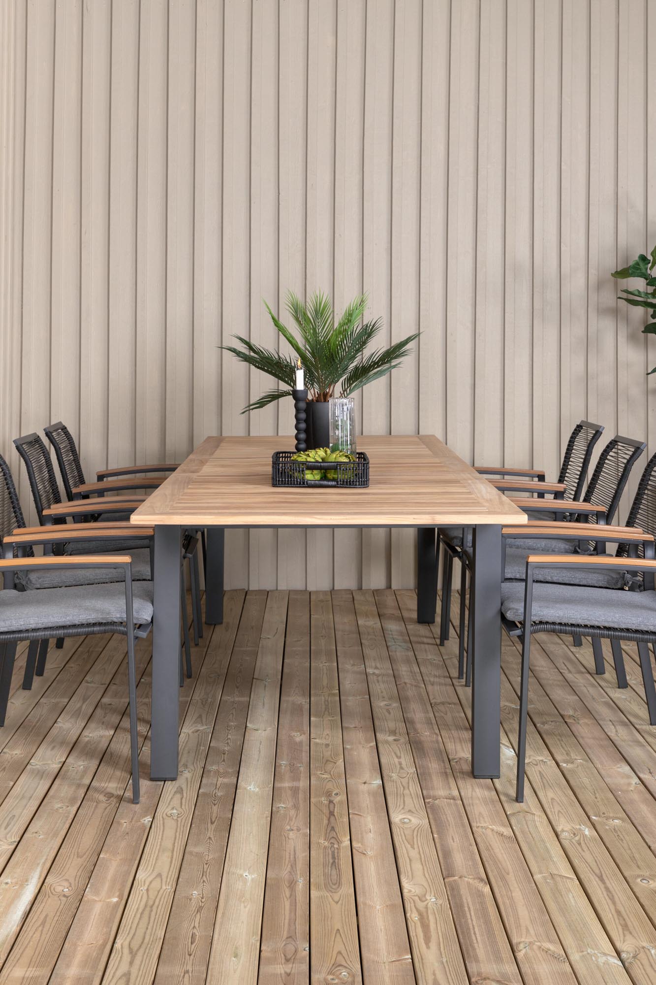 Stilvolles Panama Outdoor-Tischset für 8 Personen, robust und pflegeleicht. Perfekt für gesellige Abende im Freien und langlebigen Genuss.