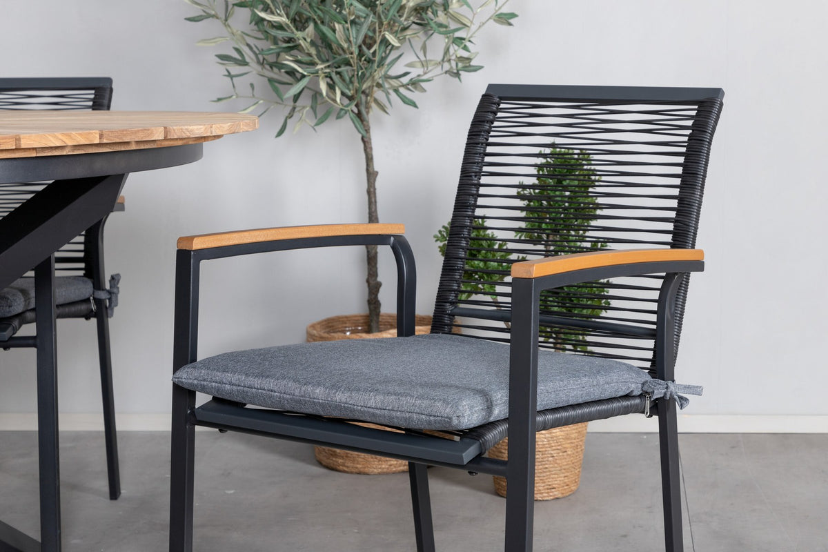 Schwarzes Gartentischset: runder Teakholz-Tisch mit ⌀140cm auf Stahlbeinen und zwei Aluminium-Stühle mit Polyesterbezug von Venture Home.