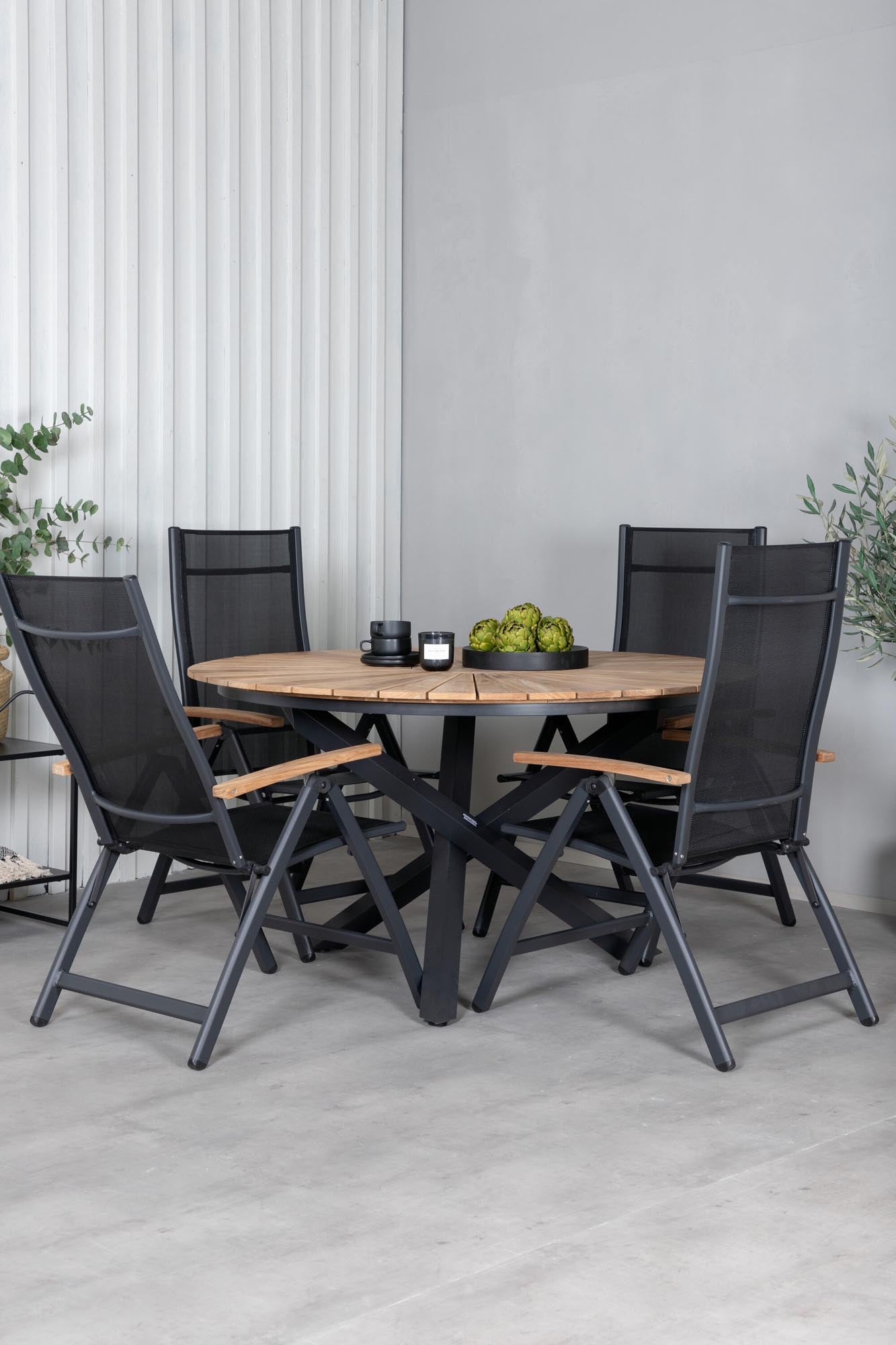 Stilvolles Mexiko Outdoor-Tischset mit runden Holztisch und klappbaren Stühlen für 4 Personen – ideal für gesellige Abende im Freien.