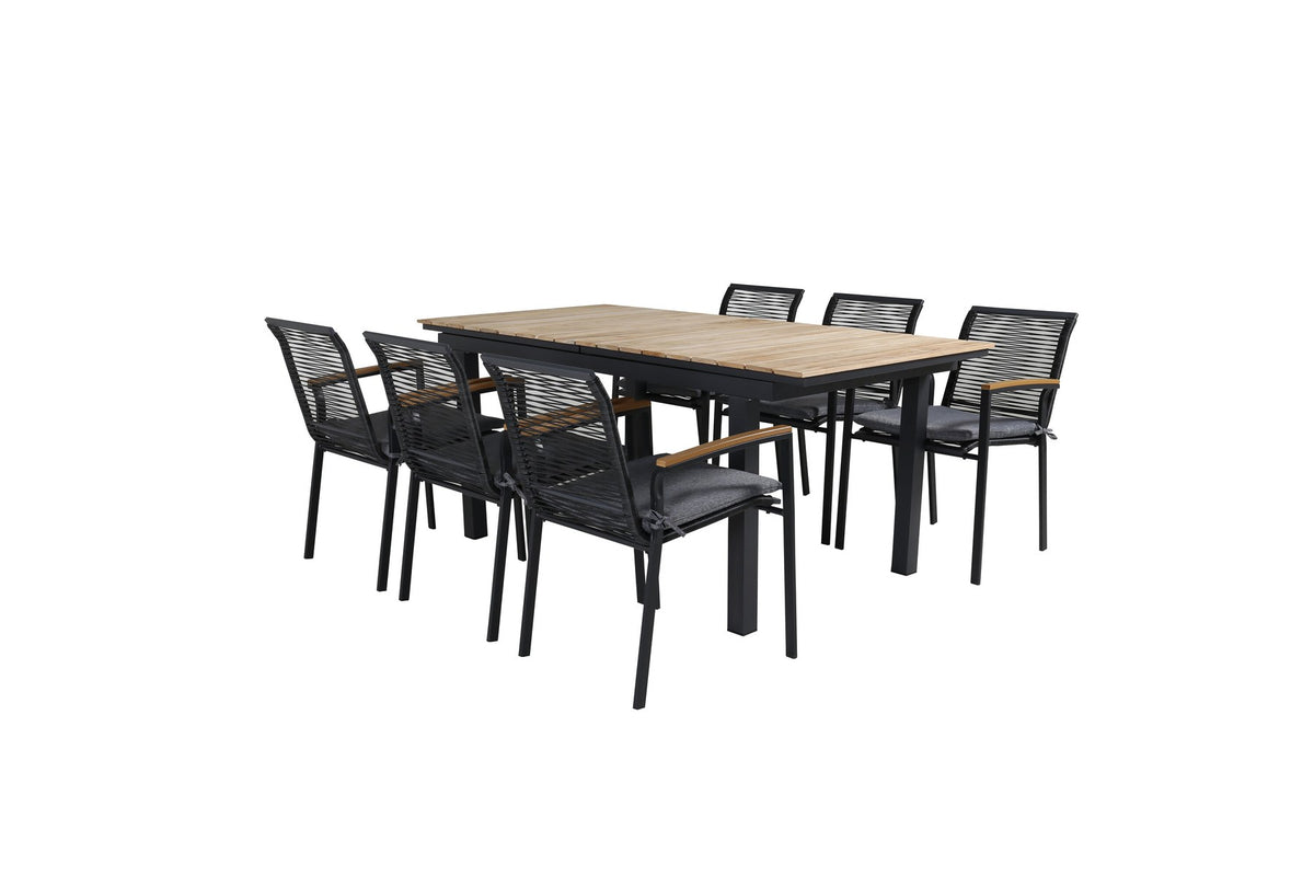 Foto eines schwarzen 2er-Stuhlsets mit Aluminiumgestell und Polyesterbezug neben einem rechteckigen Teak-Esstisch in Natur mit Stahlbeinen.