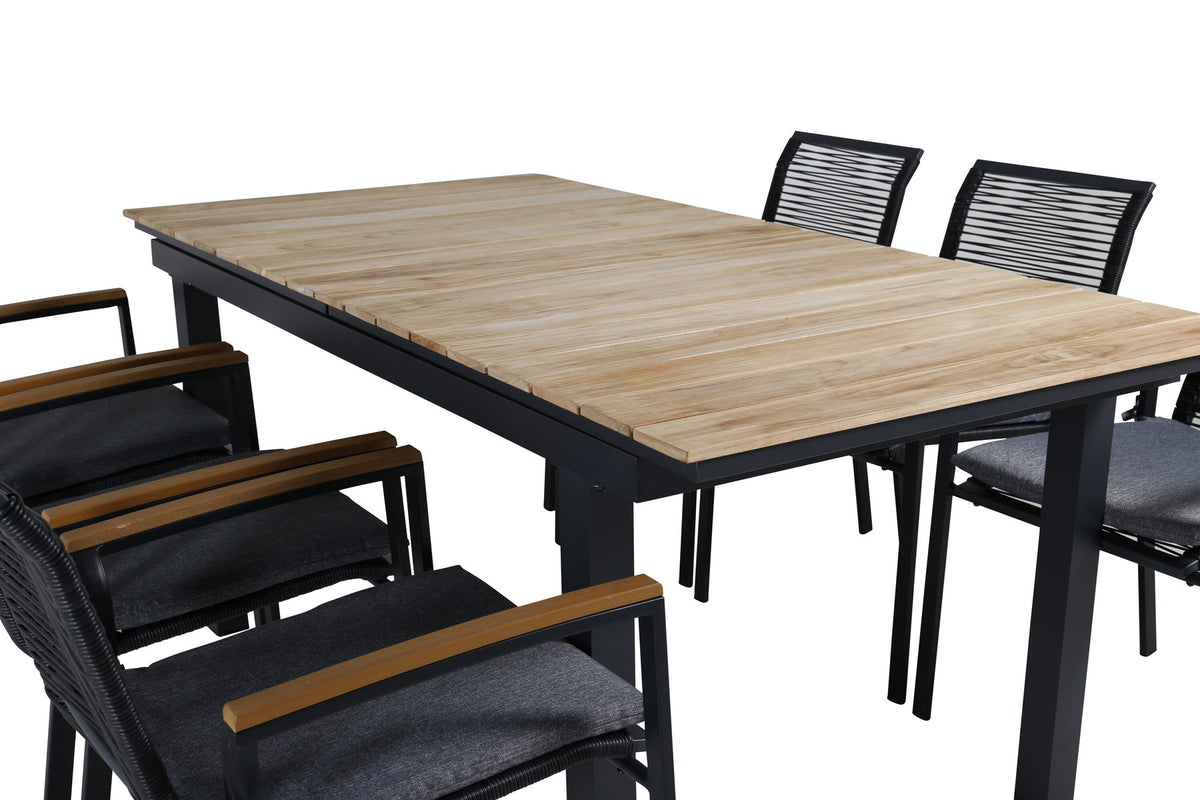 Foto eines schwarzen 2er-Stuhlsets mit Aluminiumgestell und Polyesterbezug neben einem rechteckigen Teak-Esstisch in Natur mit Stahlbeinen.