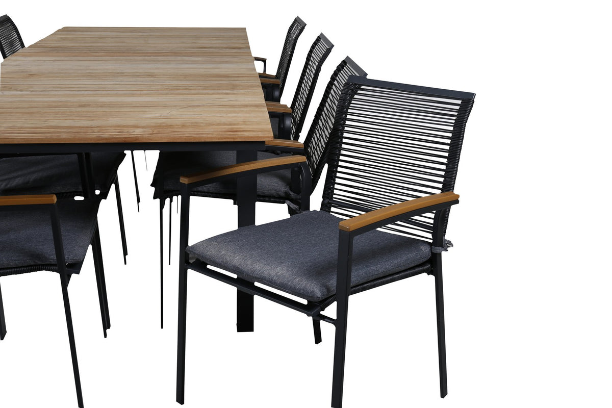 Foto eines schwarzen 2er-Stuhlsets mit Aluminiumgestell und Polyesterbezug neben einem rechteckigen Teak-Esstisch in Natur mit Stahlbeinen.