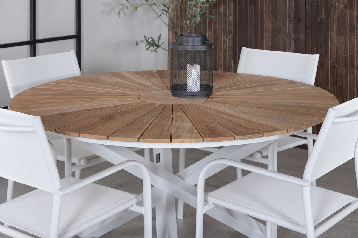 Runder Gartentisch mit Teakholz-Platte ⌀140 cm auf weissem Aluminiumgestell, daneben zwei weisse Aluminium-Stühle mit Pulverbeschichtung.
