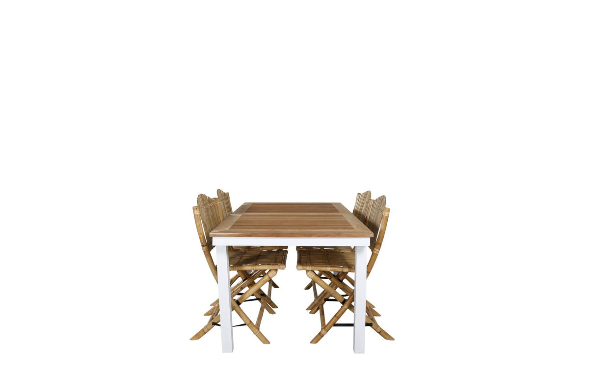 Foto zeigt einen Cafe Stuhl mit Rattan-Beinen und Stoffbezug in Natur sowie einen rechteckigen Teakholz-Esstisch mit weissem Aluminiumgestell.