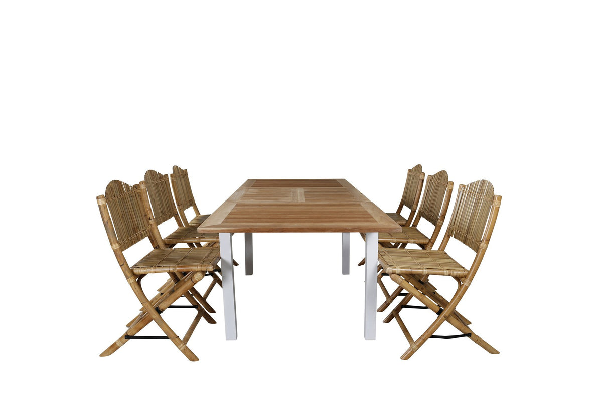 Foto zeigt einen Cafe Stuhl mit Rattan-Beinen und Stoffbezug in Natur sowie einen rechteckigen Teakholz-Esstisch mit weissem Aluminiumgestell.