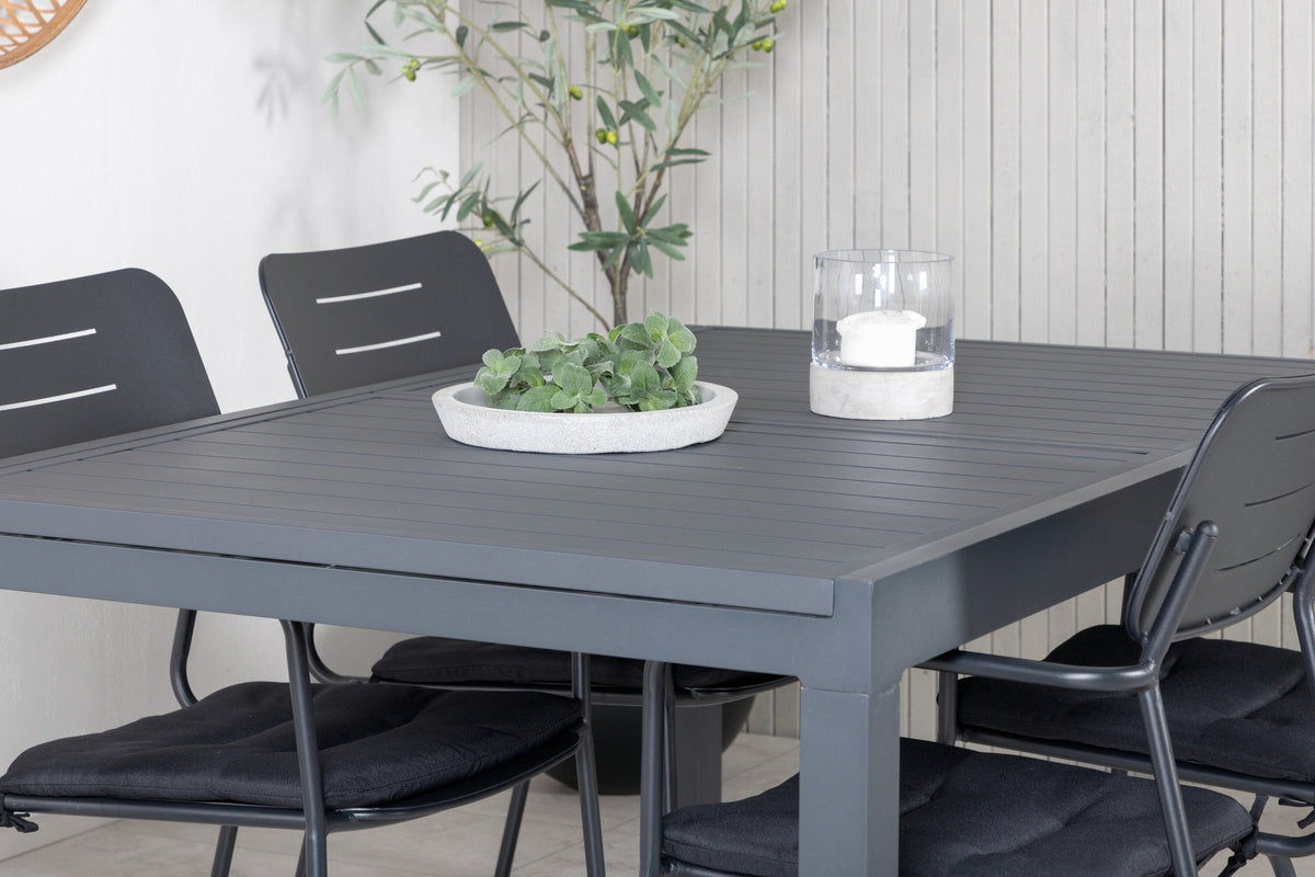 Schwarzes Gartentischset aus Aluminium: rechteckiger Esstisch 160x100 cm mit Aluminium-Tischplatte und zwei Stapelstühle mit Polyesterbezug.