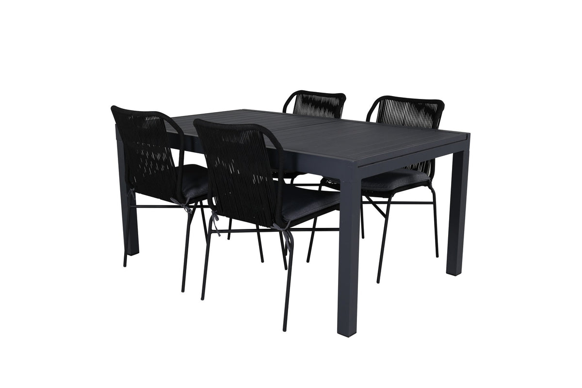 Vier schwarze Esszimmerstühle mit Polyesterbezug und pulverbeschichtetem Aluminiumgestell neben einem rechteckigen Esstisch aus schwarzem Aluminium.