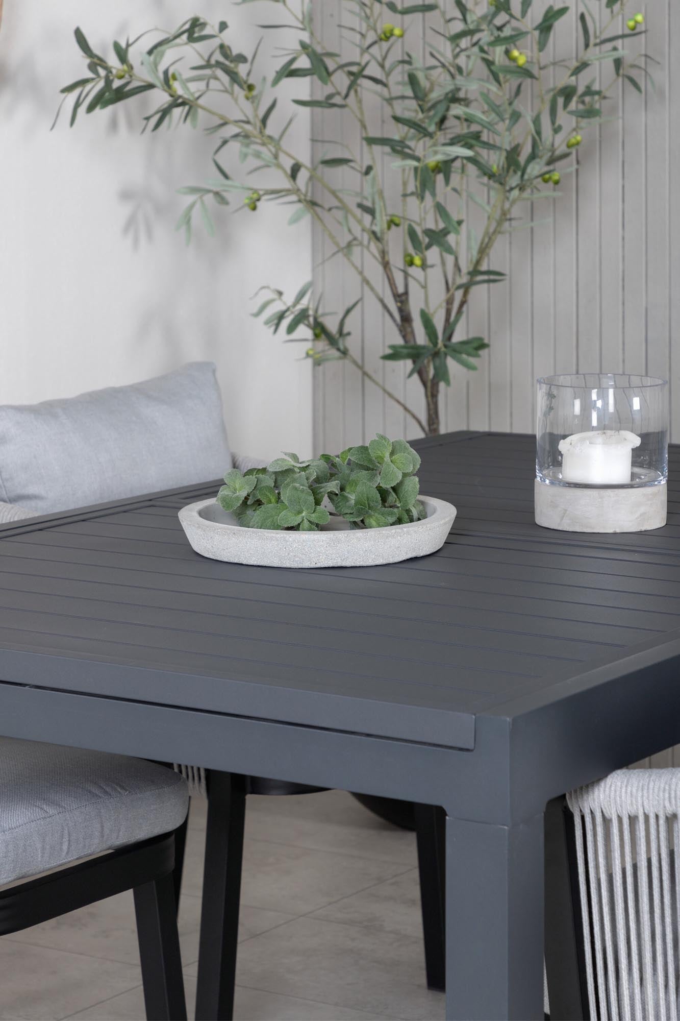 Elegantes, erweiterbares Tischset für stilvolle Gartenmomente.