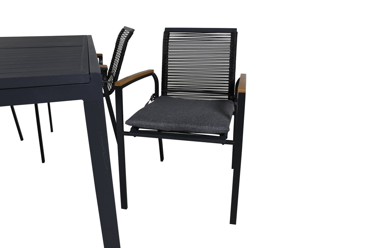 Zwei schwarze Aluminium-Stühle mit Polyesterbezug und ein rechteckiger schwarzer Aluminium-Esstisch mit Stahlbeinen, Gartentischset von Venture Home.