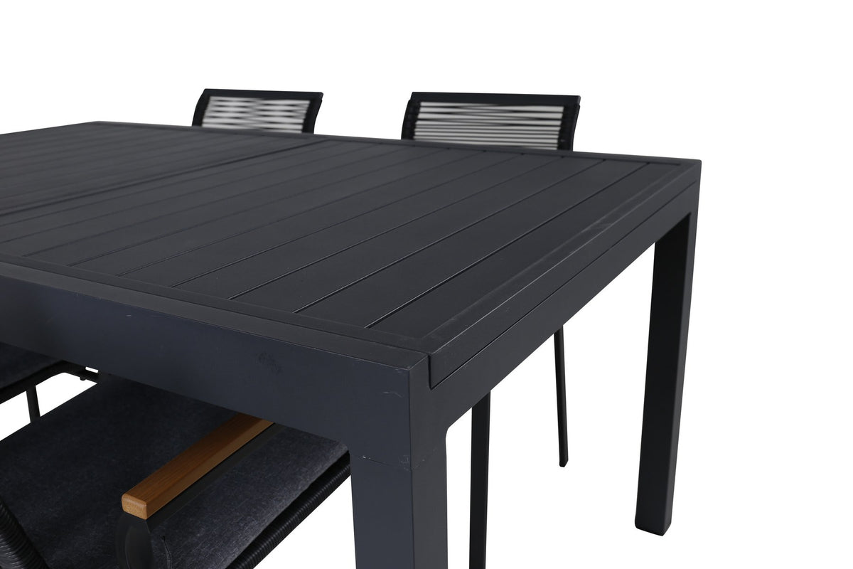 Zwei schwarze Aluminium-Stühle mit Polyesterbezug und ein rechteckiger schwarzer Aluminium-Esstisch mit Stahlbeinen, Gartentischset von Venture Home.