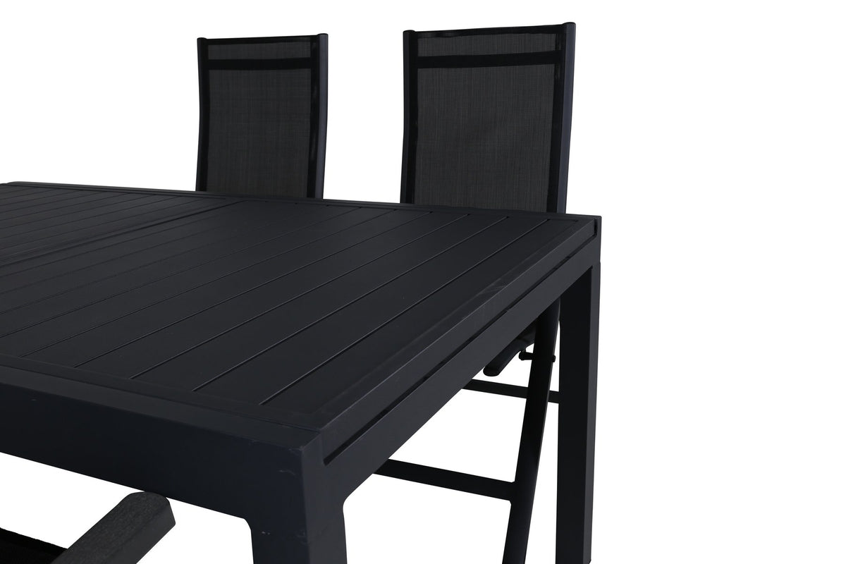Zwei schwarze Aluminium-Positionsstühle und ein rechteckiger, ausziehbarer Aluminium-Gartentisch in Schwarz mit glatter Oberfläche.
