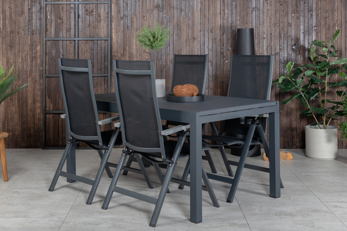 Zwei schwarze Aluminium-Positionsstühle und ein rechteckiger, ausziehbarer Aluminium-Gartentisch in Schwarz mit glatter Oberfläche.