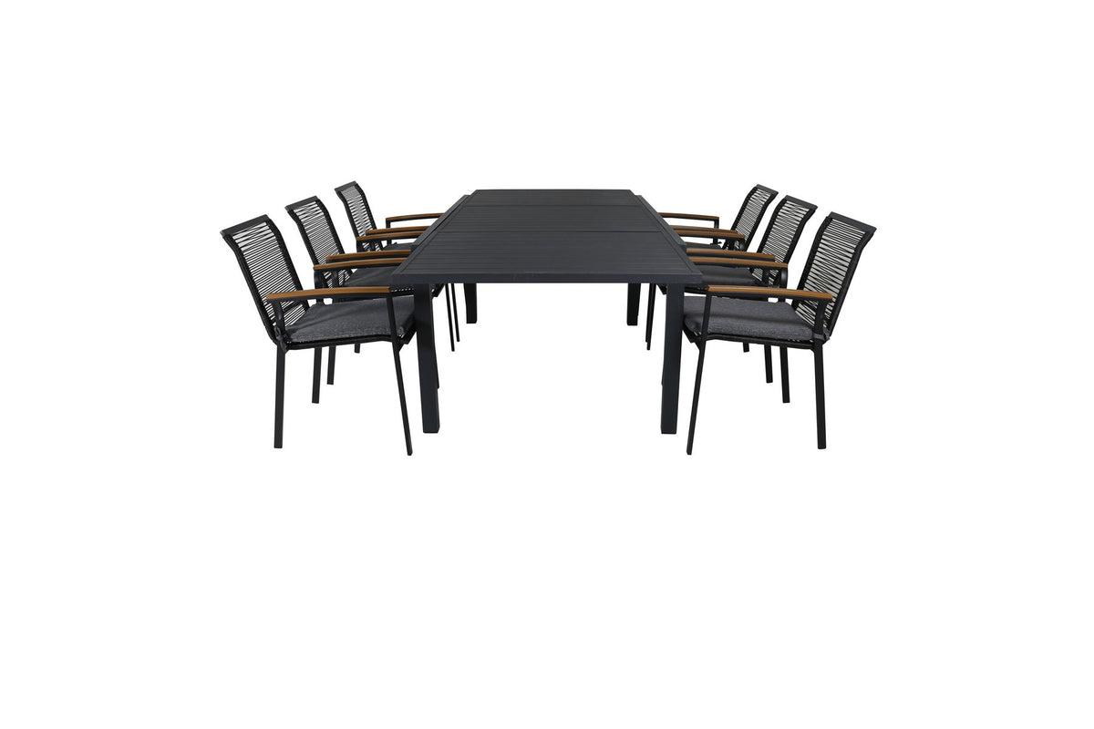 Zwei schwarze Aluminium-Stühle mit Polyesterbezug und ein rechteckiger schwarzer Aluminium-Esstisch mit Stahlbeinen, Gartentischset von Venture Home.