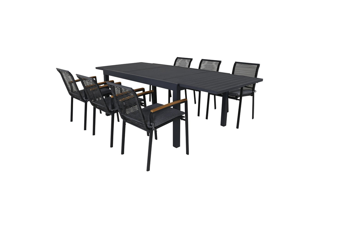 Zwei schwarze Aluminium-Stühle mit Polyesterbezug und ein rechteckiger schwarzer Aluminium-Esstisch mit Stahlbeinen, Gartentischset von Venture Home.