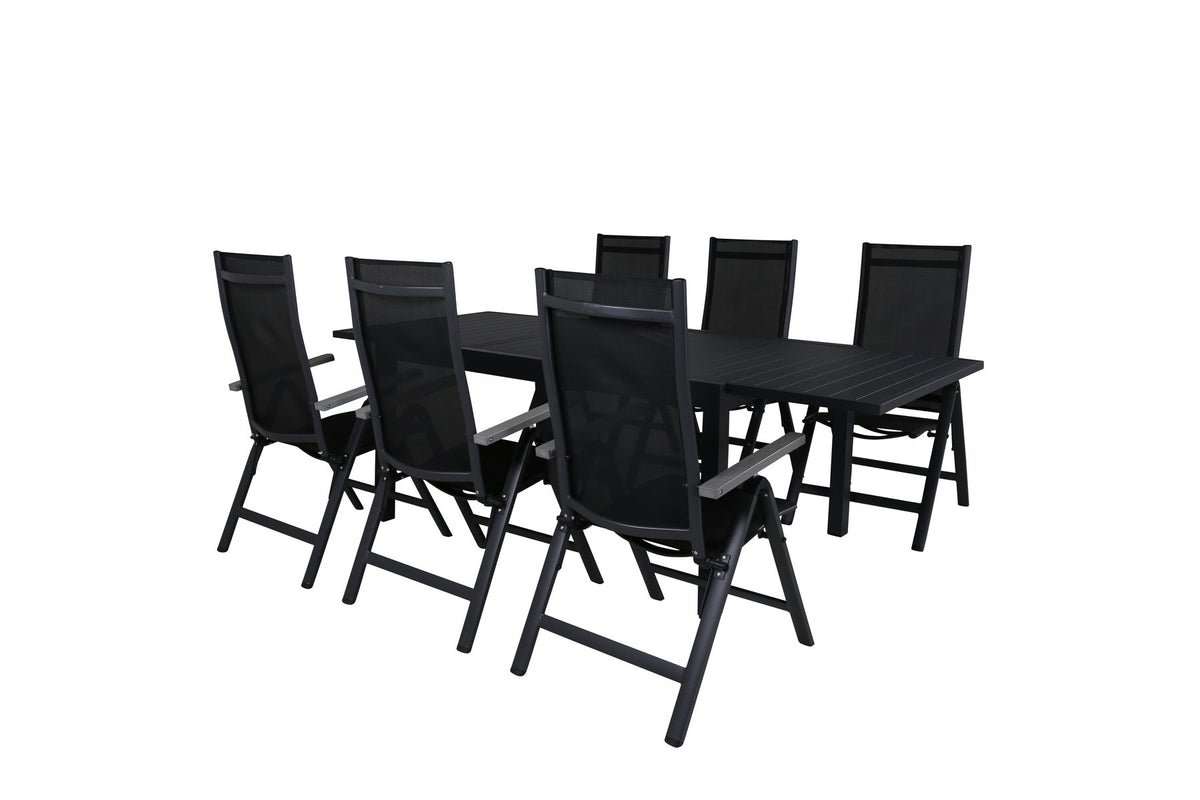 Zwei schwarze Aluminium-Positionsstühle und ein rechteckiger, ausziehbarer Aluminium-Gartentisch in Schwarz mit glatter Oberfläche.