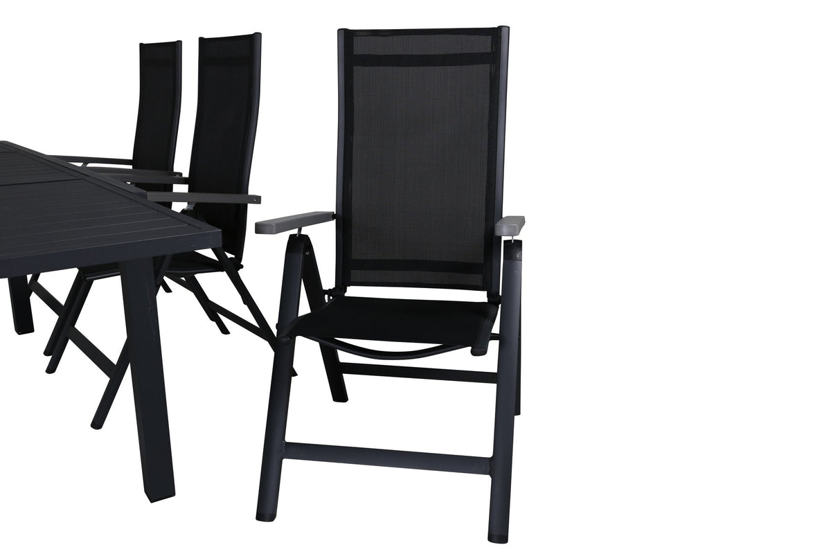 Zwei schwarze Aluminium-Positionsstühle und ein rechteckiger, ausziehbarer Aluminium-Gartentisch in Schwarz mit glatter Oberfläche.