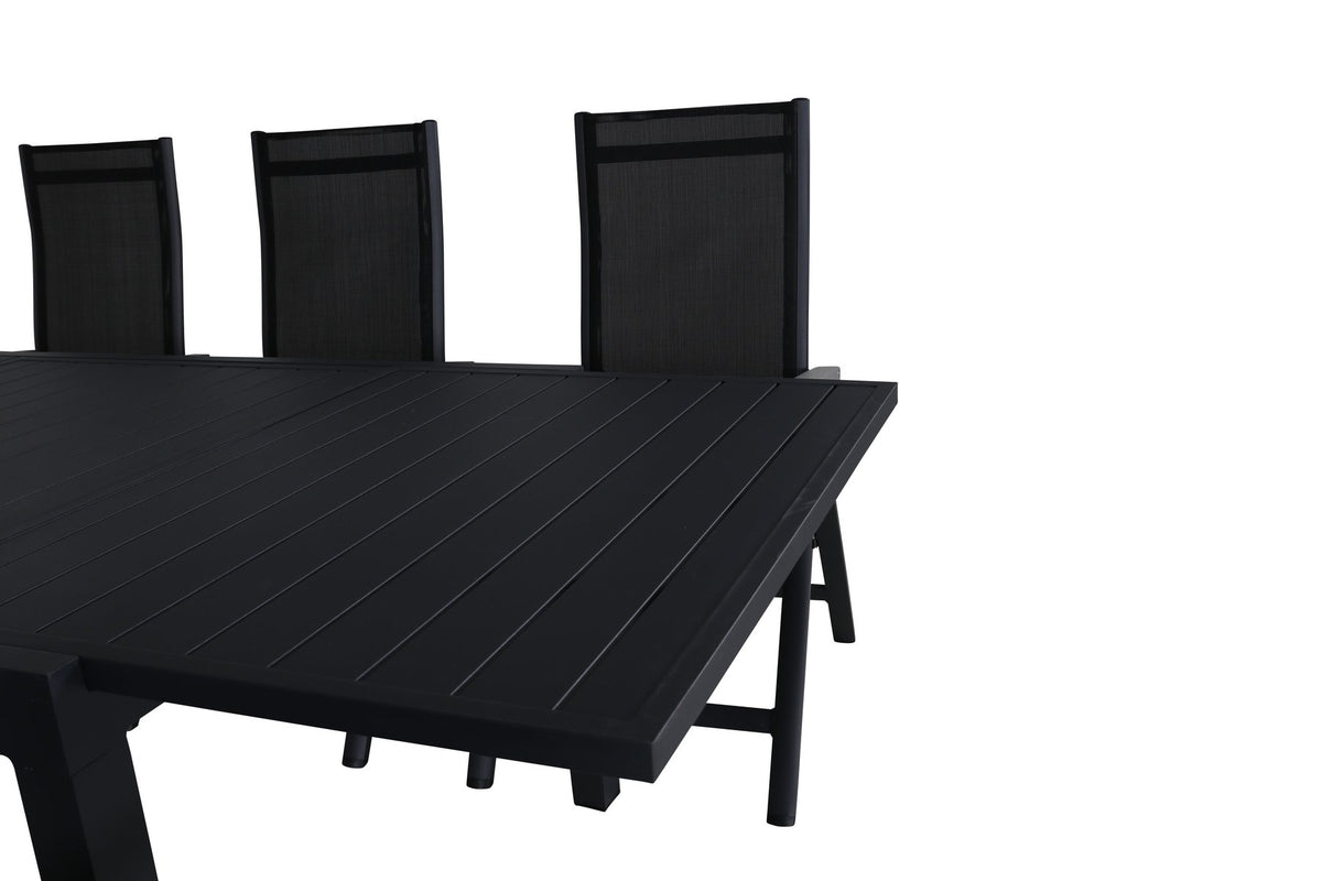 Zwei schwarze Aluminium-Positionsstühle und ein rechteckiger, ausziehbarer Aluminium-Gartentisch in Schwarz mit glatter Oberfläche.