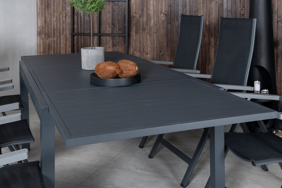 Zwei schwarze Aluminium-Positionsstühle und ein rechteckiger, ausziehbarer Aluminium-Gartentisch in Schwarz mit glatter Oberfläche.