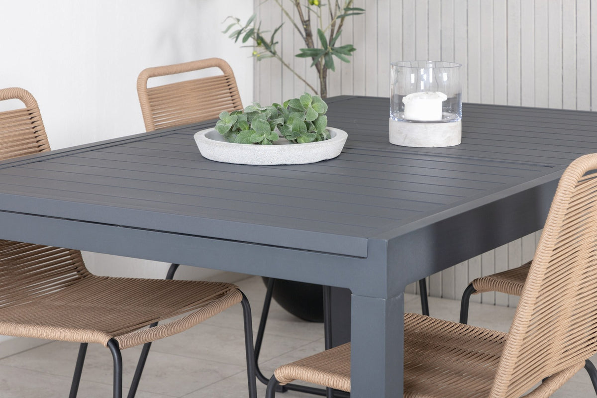 Braune Aluminium-Gartenstühle im 2er-Set und rechteckiger Aluminium-Gartentisch 160x100 cm in Schwarz, pulverbeschichtet.