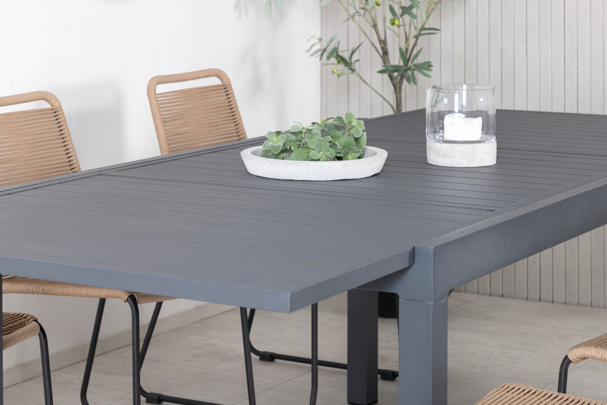 Braune Aluminium-Gartenstühle im 2er-Set und rechteckiger Aluminium-Gartentisch 160x100 cm in Schwarz, pulverbeschichtet.