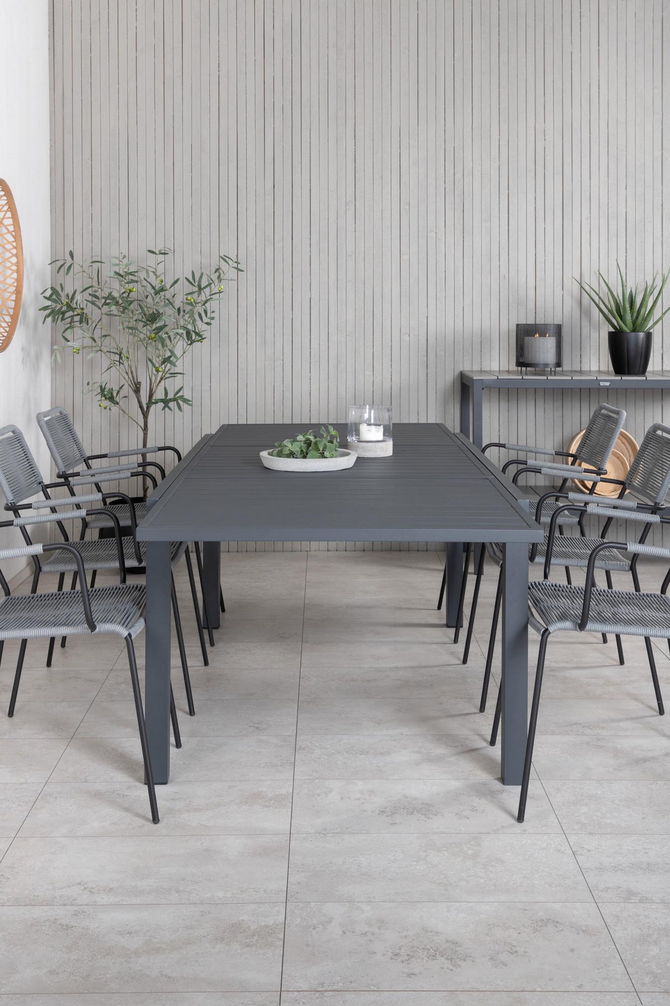 Elegantes, erweiterbares Tischset für stilvolle Outdoor-Dinner.