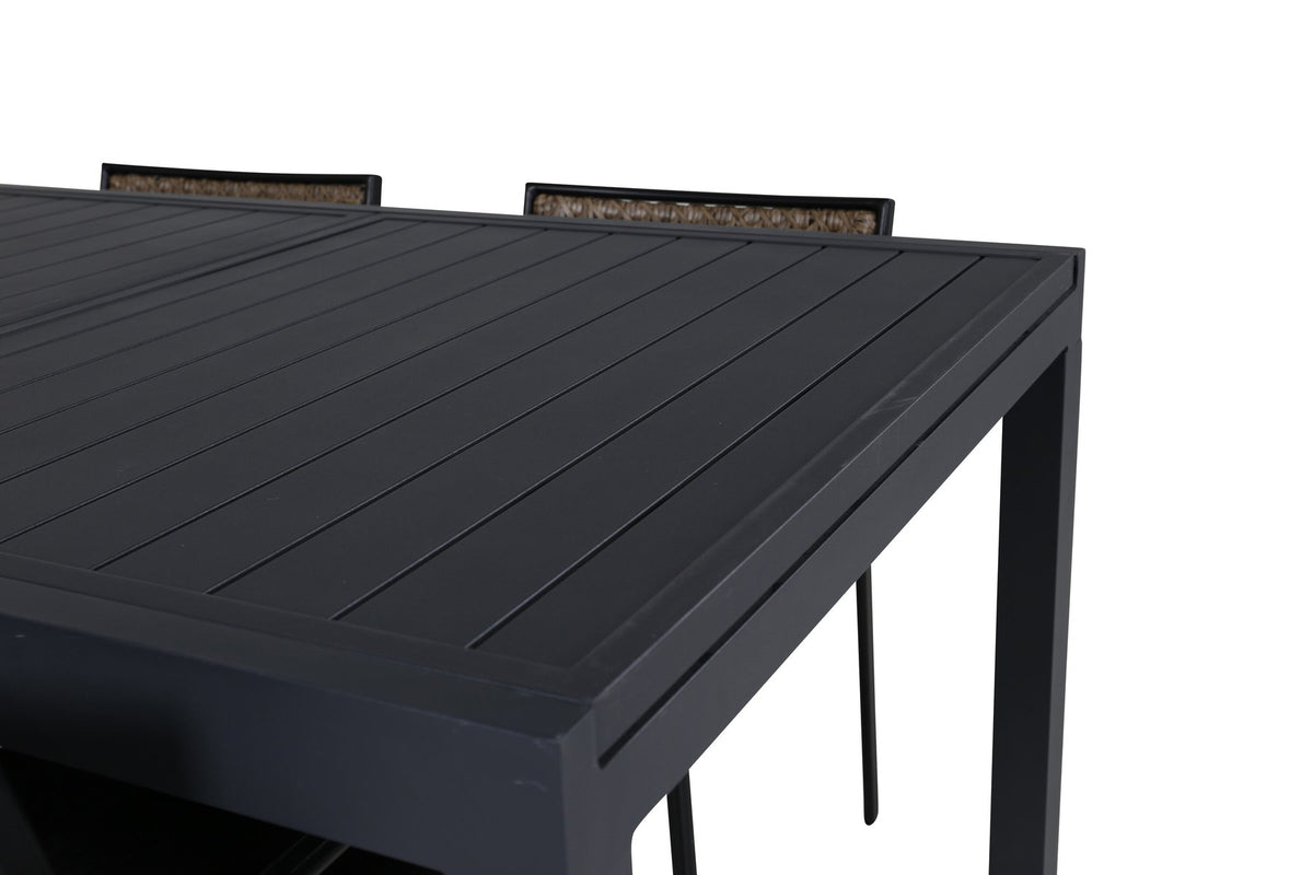 Vier Esszimmerstühle aus Aluminium mit Polyesterbezug in Natur und rechteckiger Esstisch mit schwarzer Aluminium-Tischplatte.