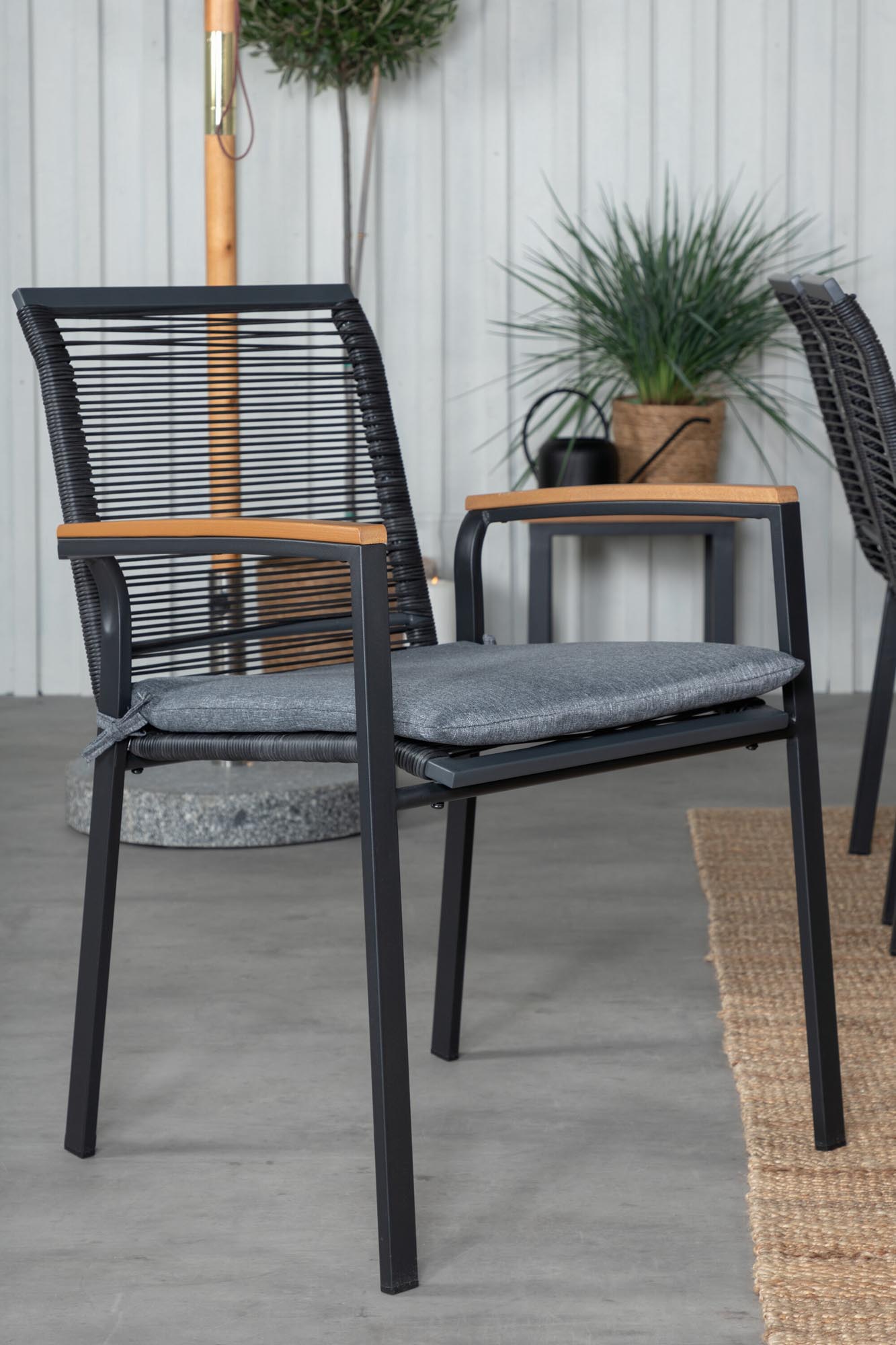 Elegantes Bois Outdoor-Tischset für 6 Personen. Perfekt für stilvolle Familienessen und entspannte Abende im Freien.
