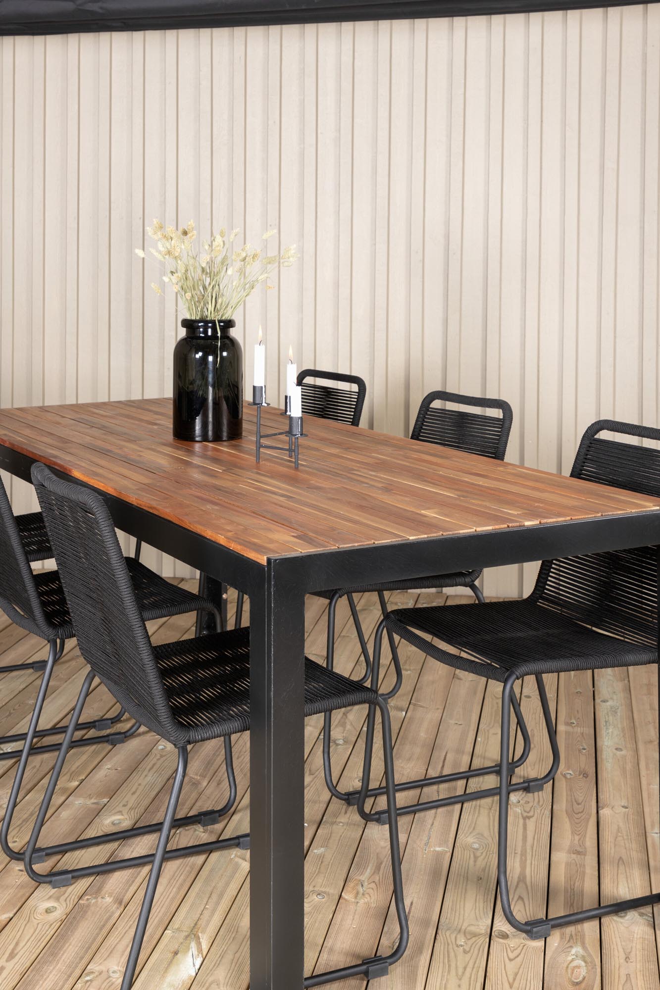 Verwandeln Sie Ihren Außenbereich mit dem Bois Outdoor-Tischset von Venture Home. 205 cm Tisch und 6 stilvolle Lindos Stühle bieten Komfort und Eleganz für unvergessliche Momente.