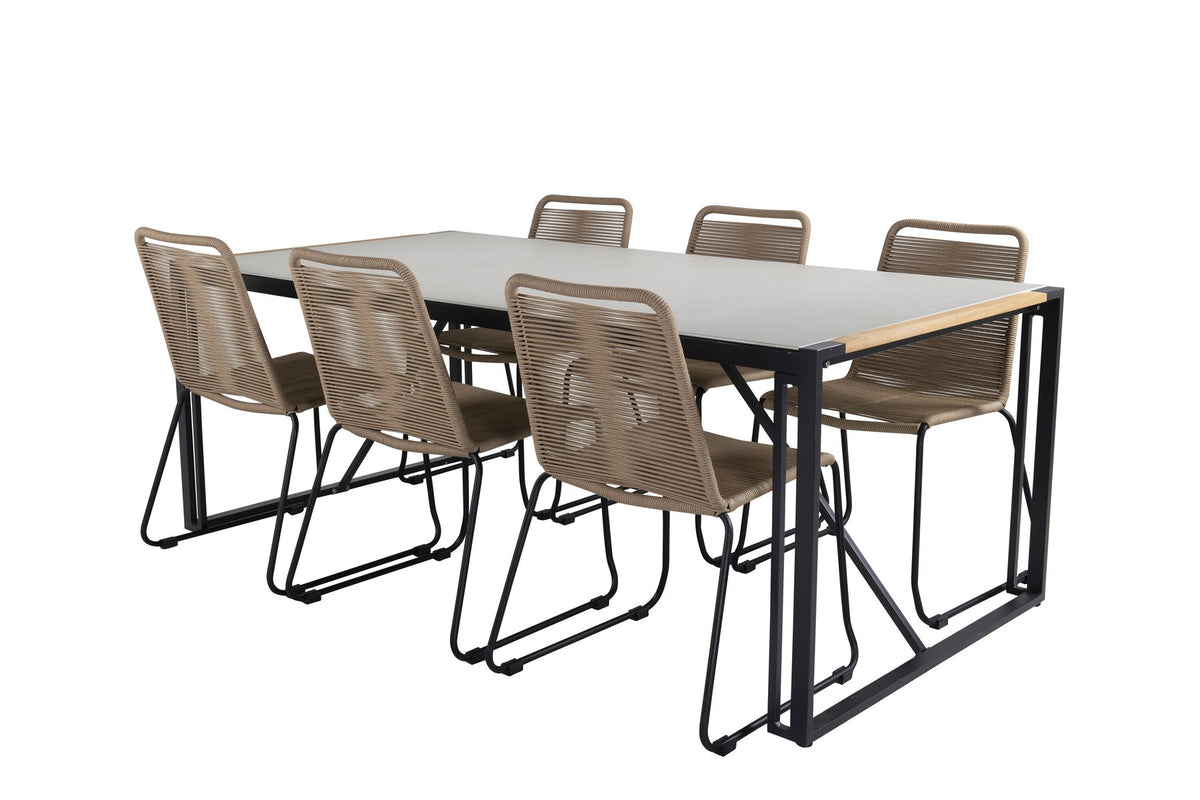 Zwei braune Esszimmerstühle mit Teakholz und Aluminium neben einem rechteckigen Glastisch mit schwarzer Tischplatte und Stahlbeinen im Aussenbereich.