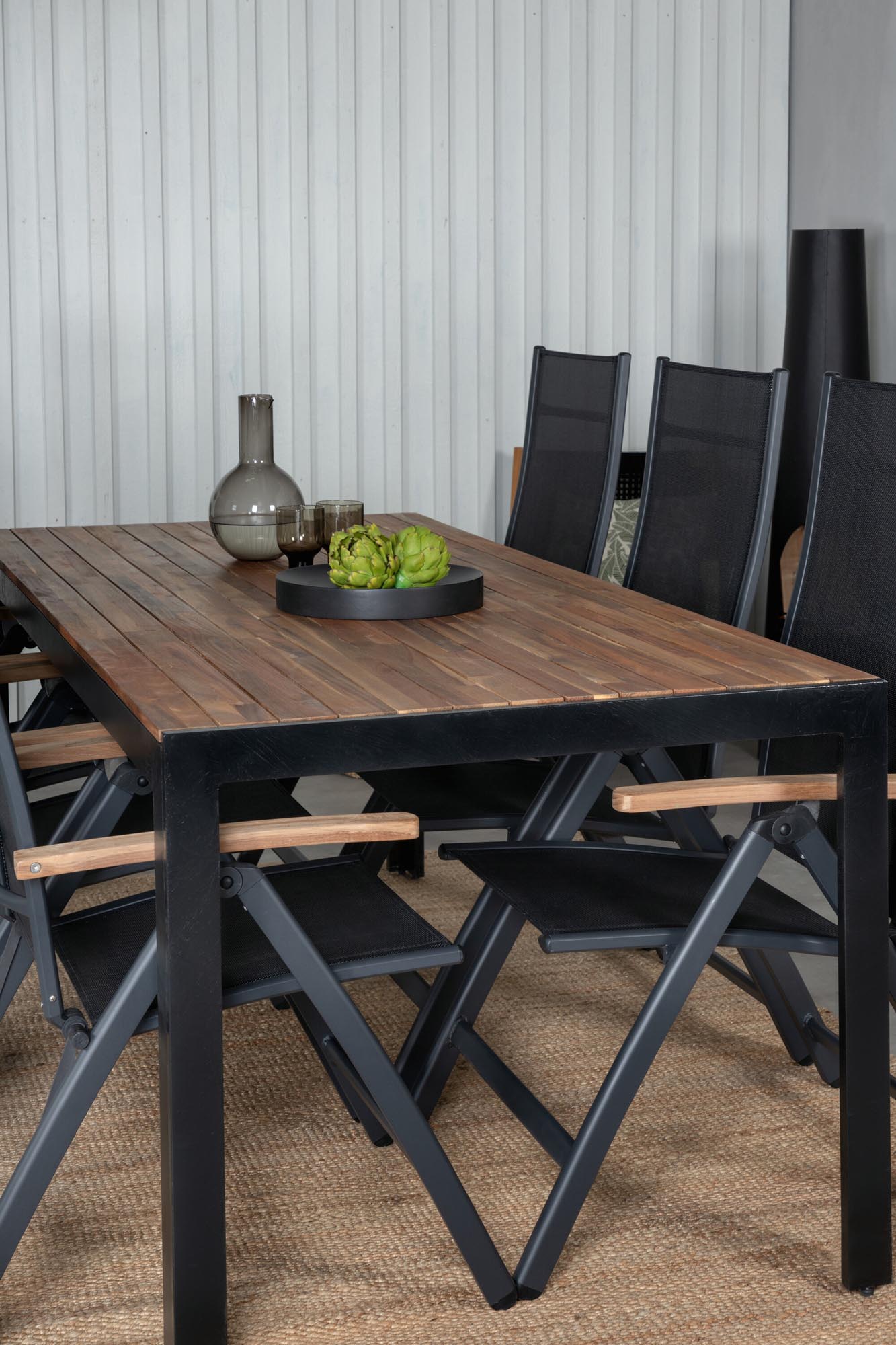 Entdecken Sie das Bois Outdoor-Tischset + Panama für 6 Personen – ideal für gesellige Abende im Freien mit Stil und Komfort.